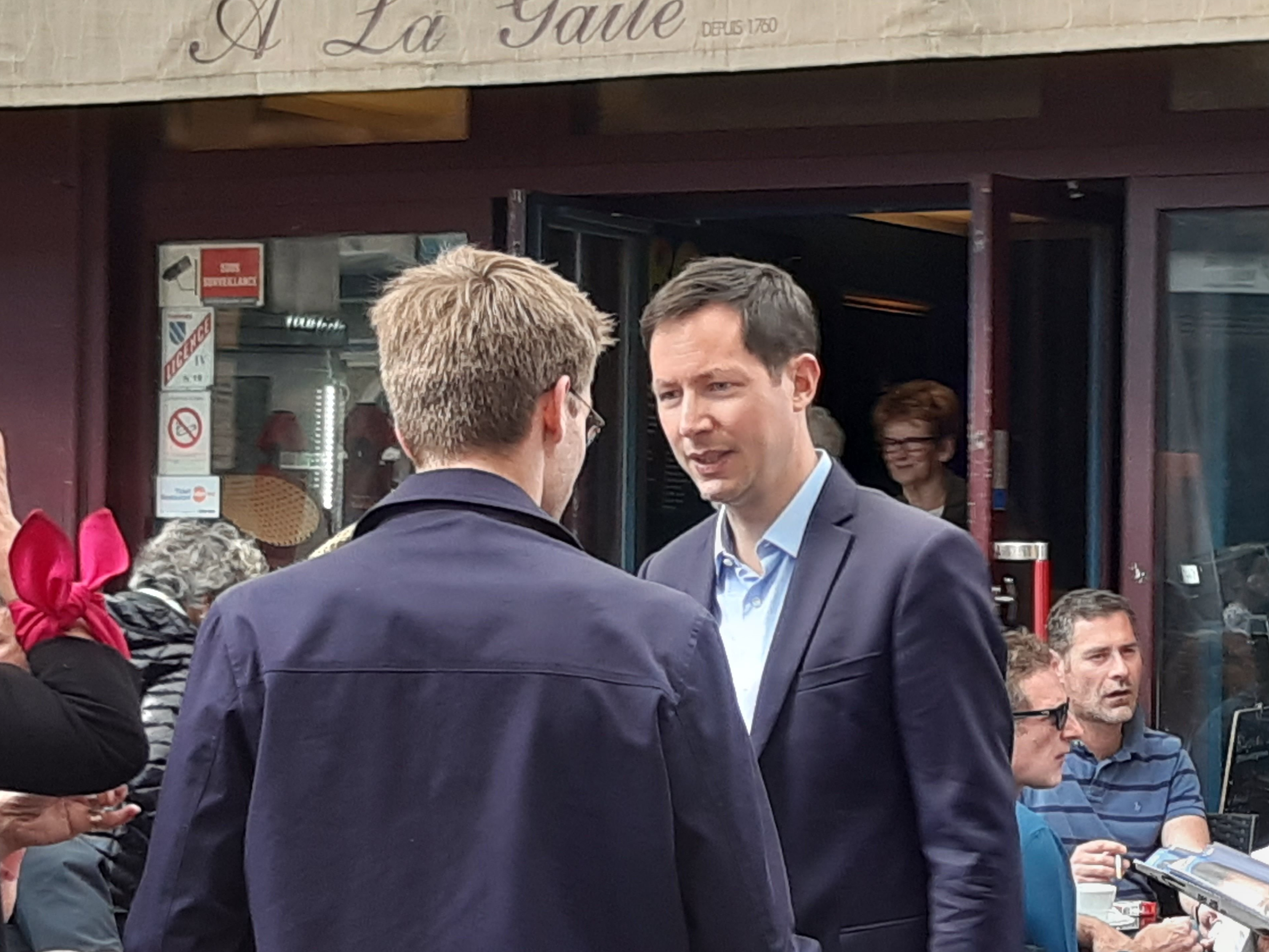 Versailles (Yvelines), ce dimanche. François-Xavier Bellamy, tête de liste LR aux européennes, ici au marché Notre-Dame, était crédité à 22 heures de 7,2 % des voix. LP/Véronique Beaugrand