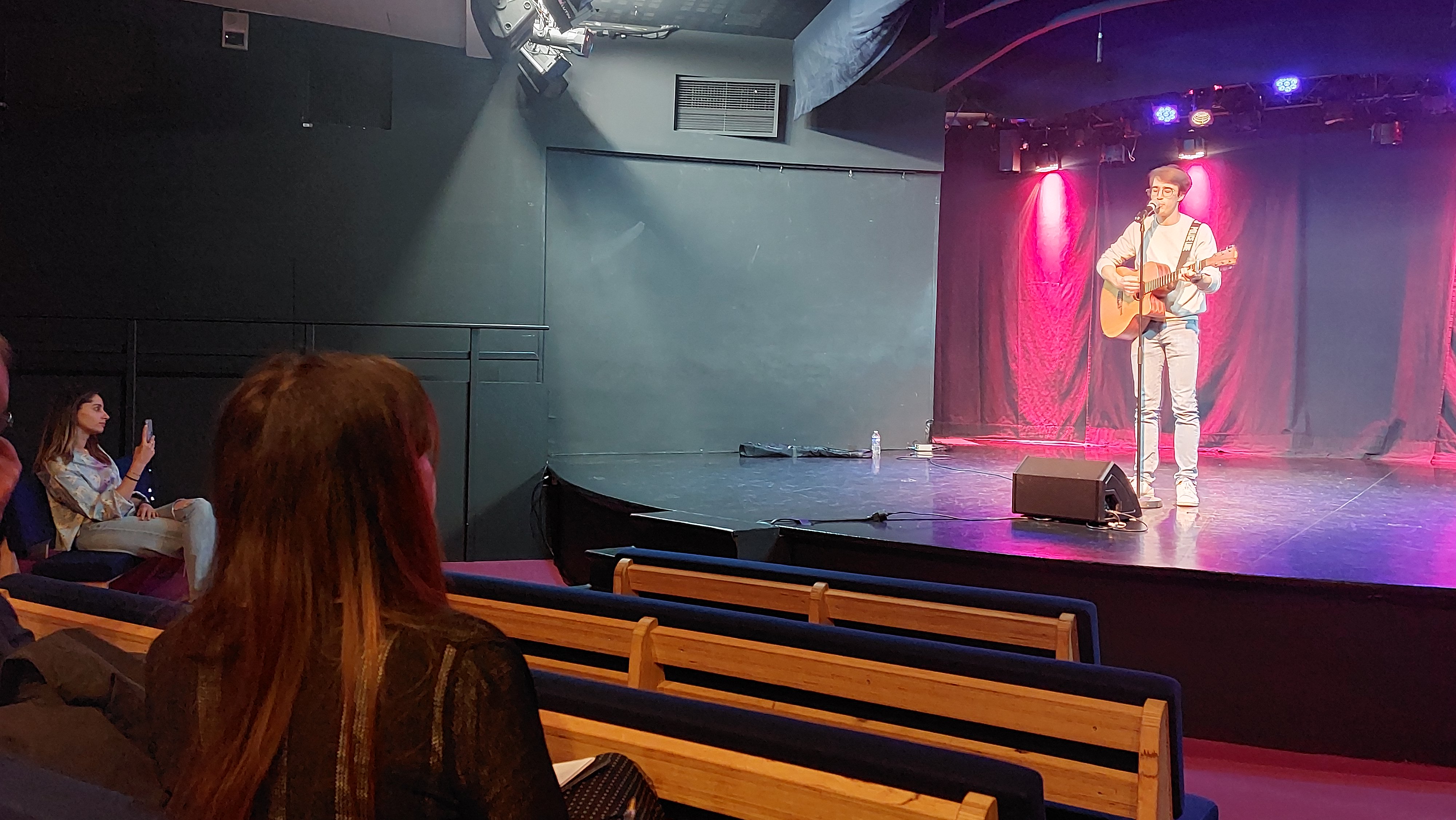 Levallois-Perret (Hauts-de-Seine), mercredi 22 mai. La ville et son conseil communal des jeunes organisaient un casting au théâtre Naldini pour sélectionner quatre chanteurs. Antoine est le seul garçon à s’être présenté. LP/A.-S.D.