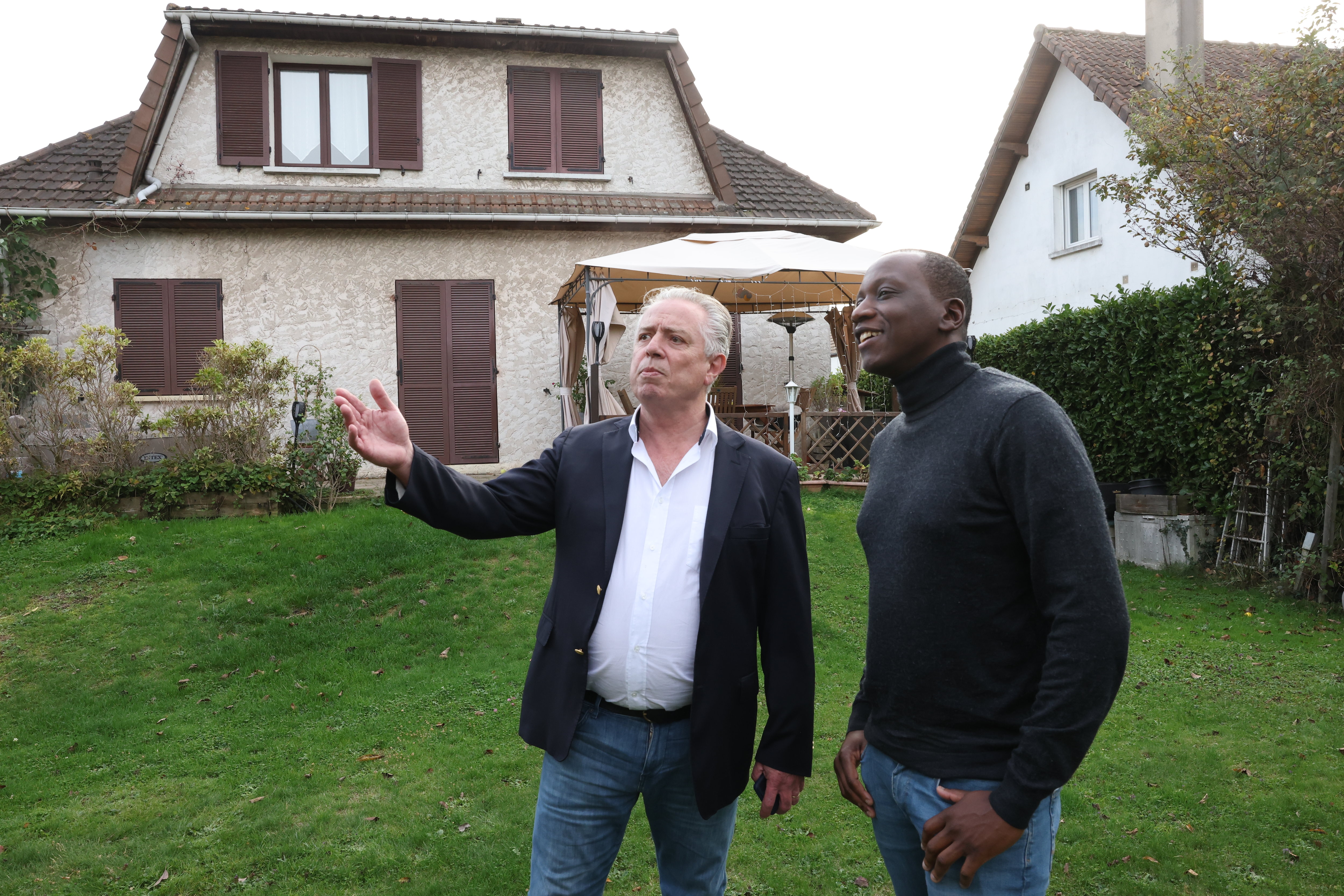 Selon Daniel Cazou-Mingot (à gauche), agent immobilier Stéphane Plaza dans le secteur de la vallée de Chevreuse, le jardin est un critère essentiel pour les acheteurs qui souhaitent s’installer dans les Yvelines. LP/Olivier Lejeune