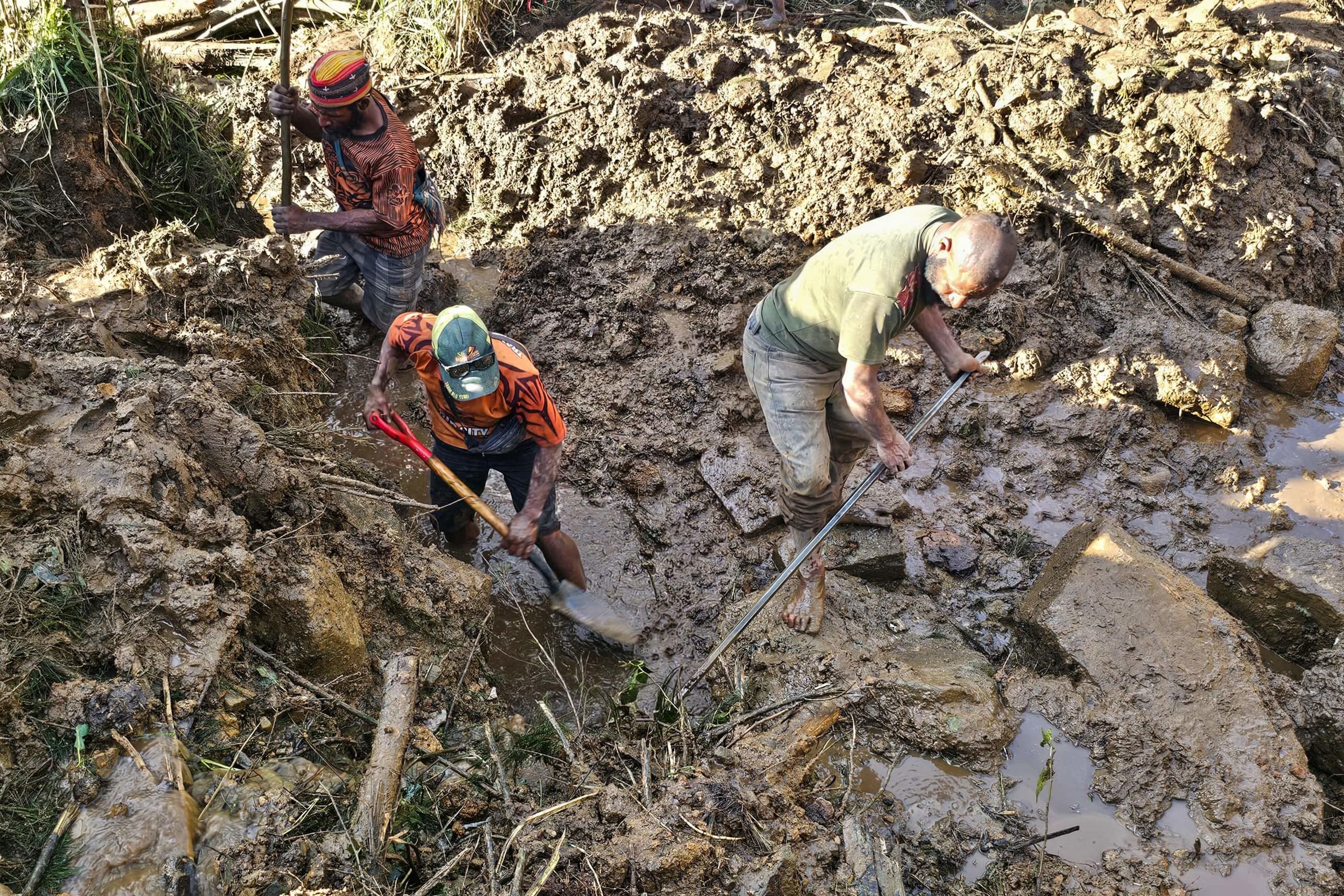 Province d'Enga en Papouasie-Nouvelle-Guinée, le 27 mai. Selon les autorités, le glissement de terrain continue lentement, ce qui constitue un danger permanent pour les équipes de secours et les survivants. AFP/Emmanuel Eralia
