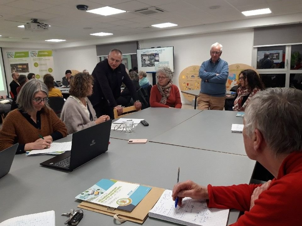 Vaux-le-Pénil, 23 mars 2023. Ici la table ronde consacrée à l'impact sanitaire du projet avec Laurence Rossignol (à gauche) du Smitom, l'écotoxicologue Marine Saint Denis (à ses côtés), Renaud Dupuy (debout), de la société 2Concert qui organise la concertation, les deux garants Jean-Yves Ruysschaert et Sophie Aouizerate, et des particuliers et associatifs. LP/Sophie Bordier