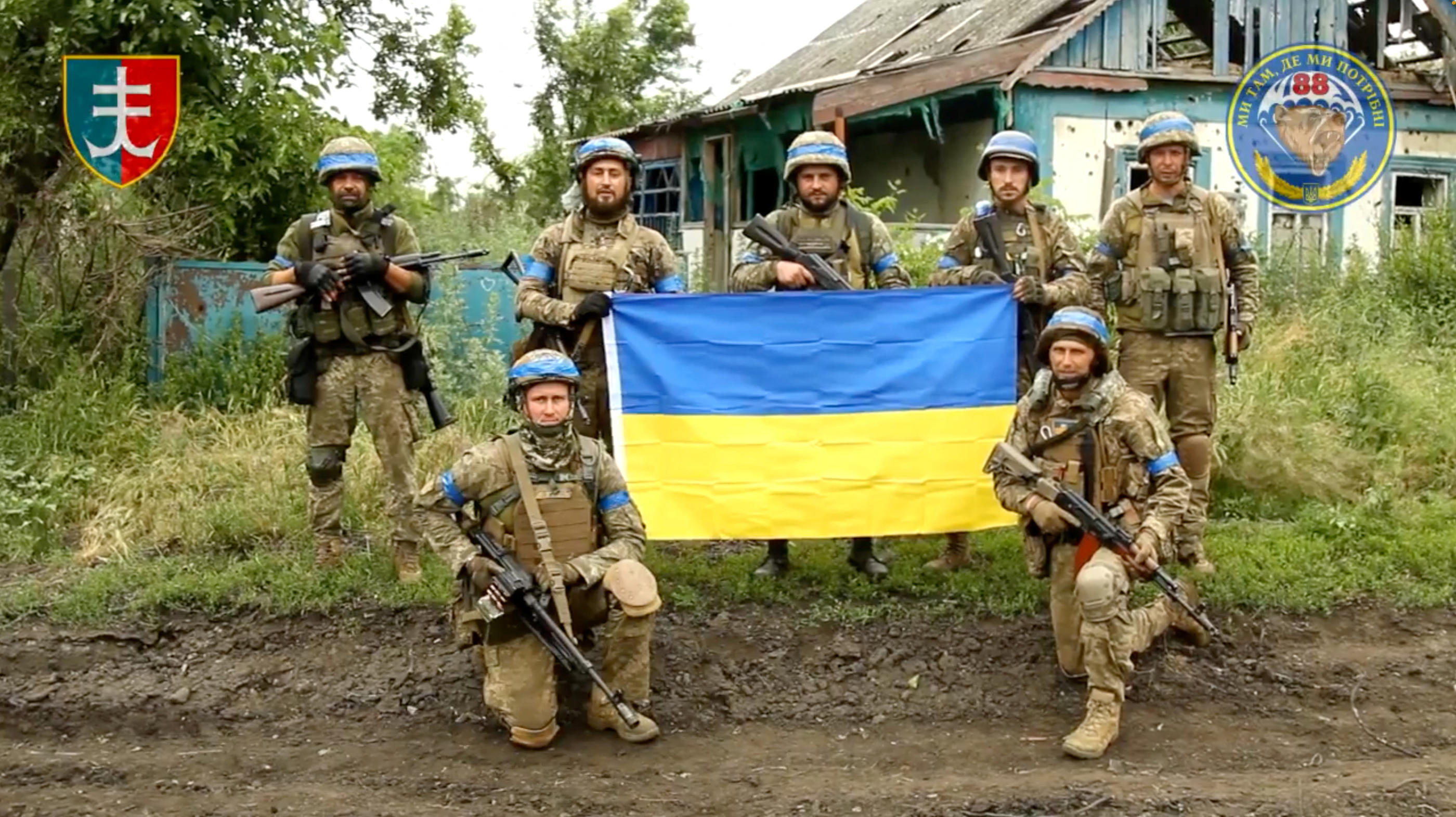 Des militaires ukrainiens posent avec le drapeau de leur pays dans le village libéré de Storozheve, dans la région de Dontesk. Reuters via Facebook.