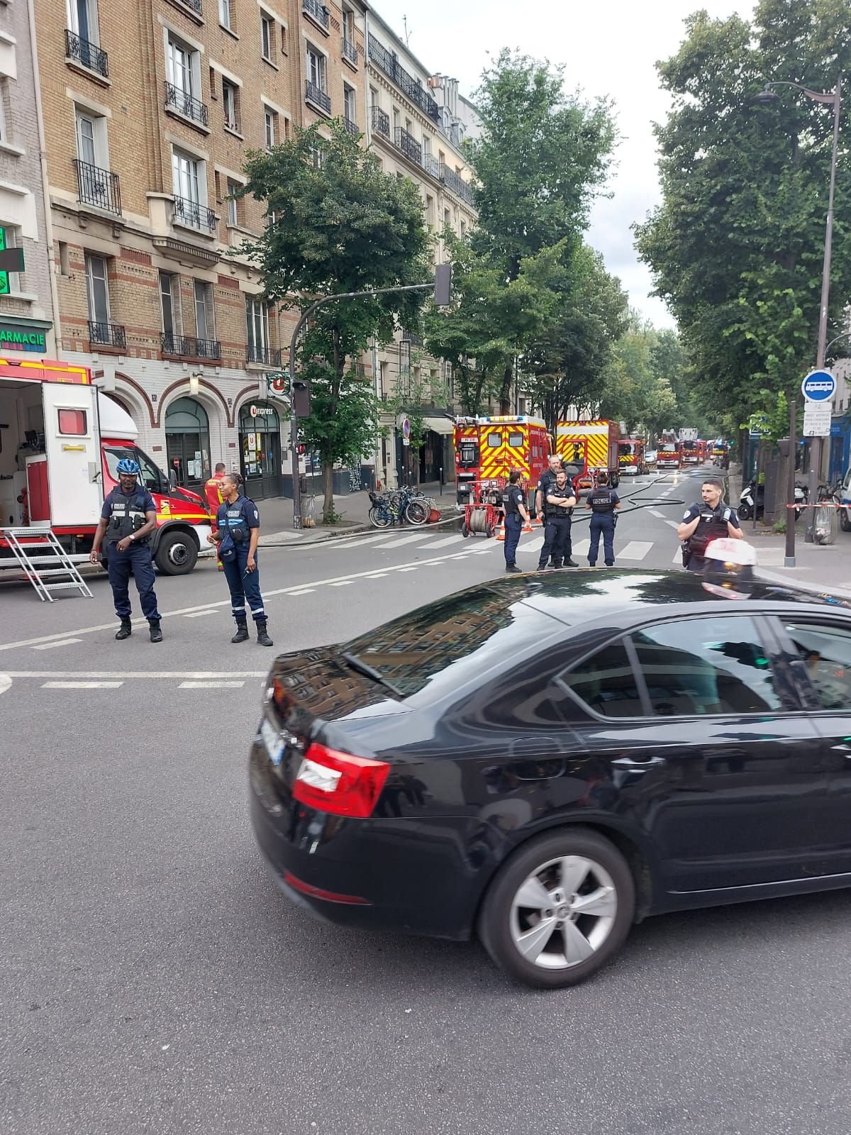 Paris (XVIIIe), le 23 juillet 2024. Un incendie s'est déclaré au deuxième sous-sol de la concession automobile Renault, située rue Championnet. LP