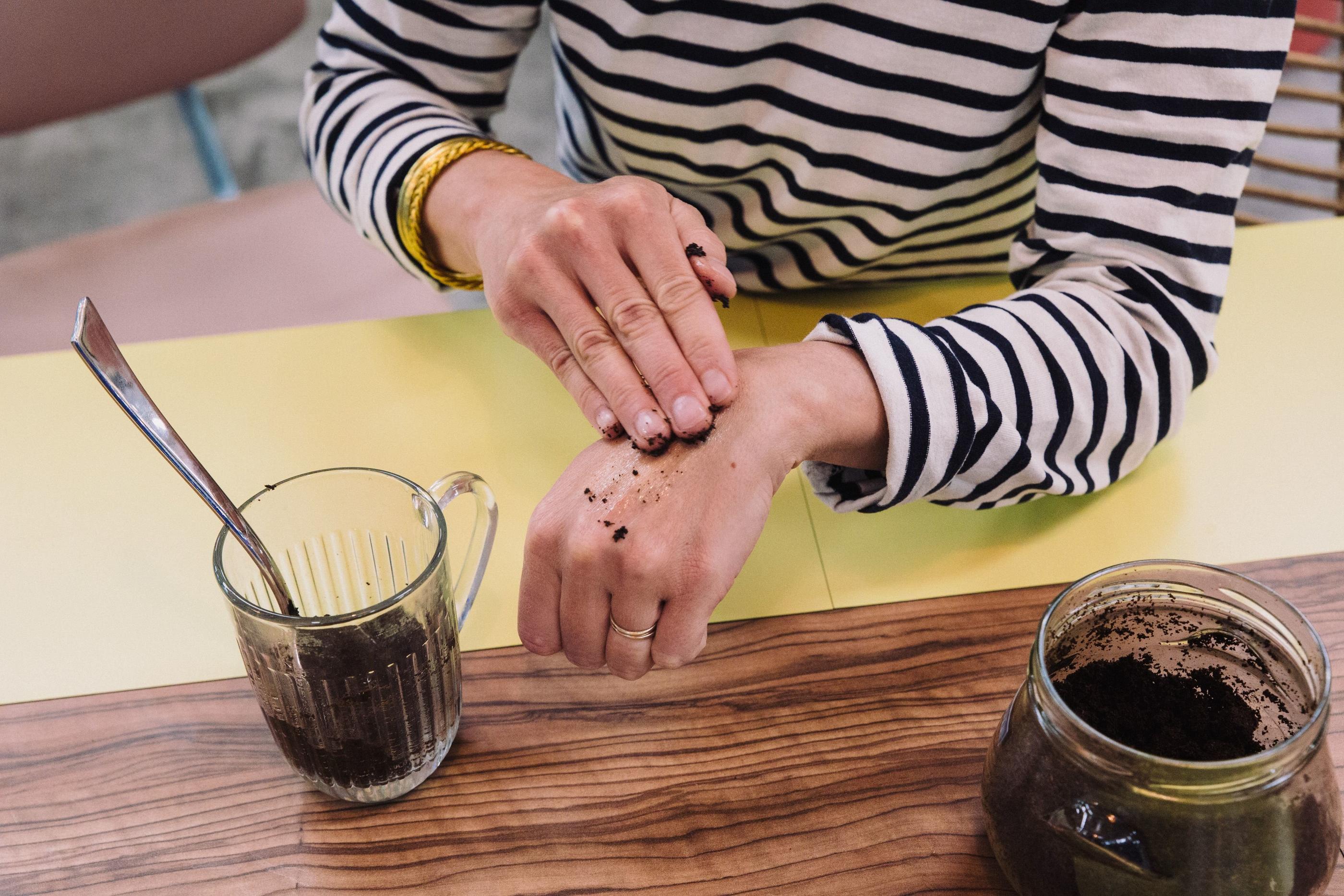 Le marc de café est par exemple un ingrédient beauté très apprécié, notamment pour effectuer un gommage maison, explique Caroline Vivant. LP/Philippe Labrosse