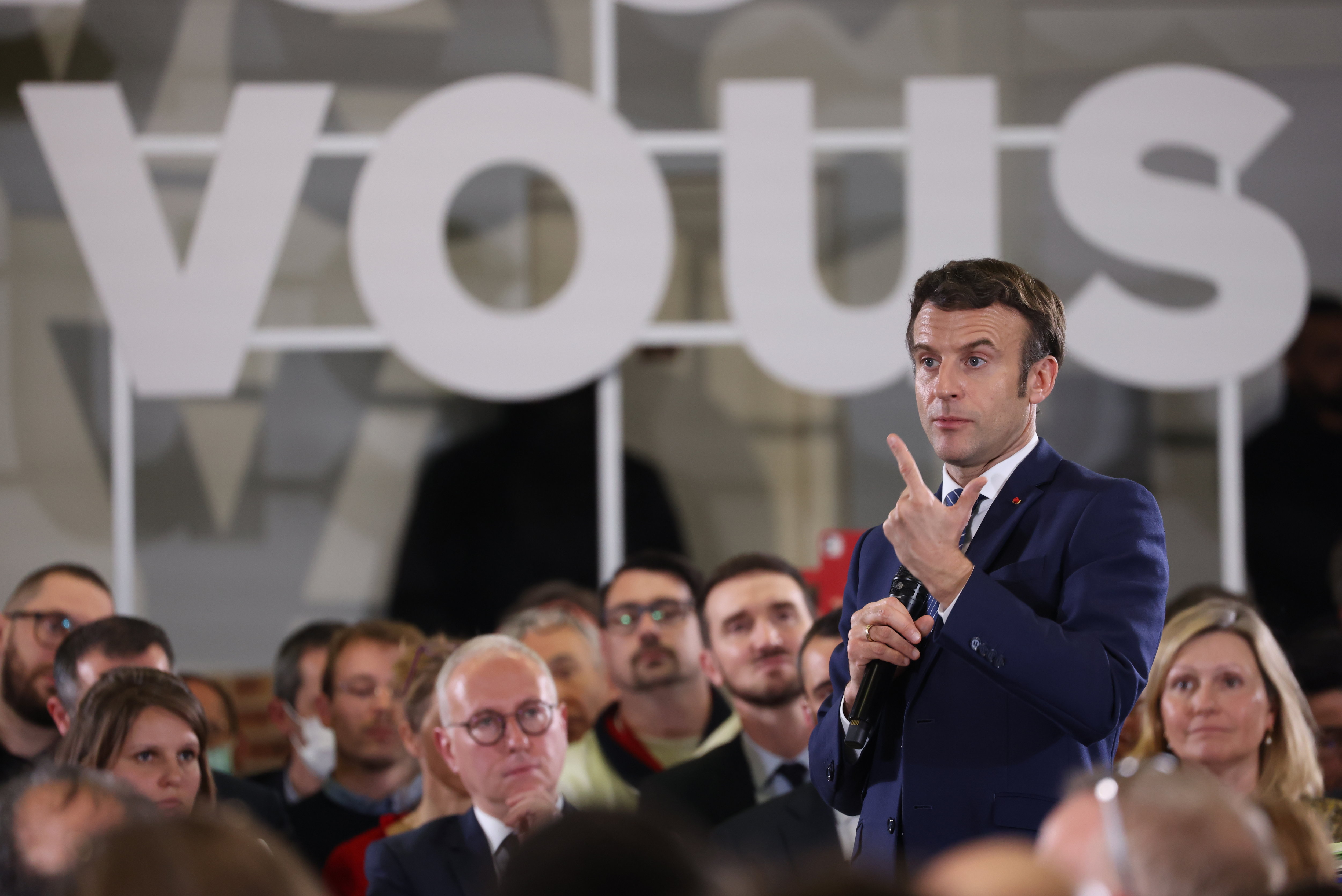 Poissy, le 7 mars. Emmanuel Macron, ici lors du lancement de sa campagne dans les Yvelines, aura l'adhésion d'une majorité d'élus du département. Rares sont ceux à annoncer publiquement qu'ils ne voteront pas pour lui. LP/Arnaud Journois.