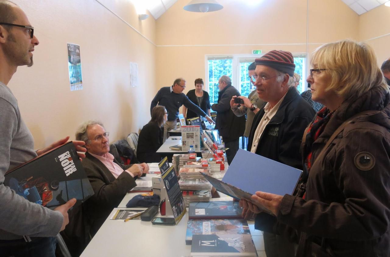 <b></b> Ozouer-le-Voulgis, ce dimanche. Les visiteurs ont pu profiter d’une belle proximité avec les 19 auteurs. 