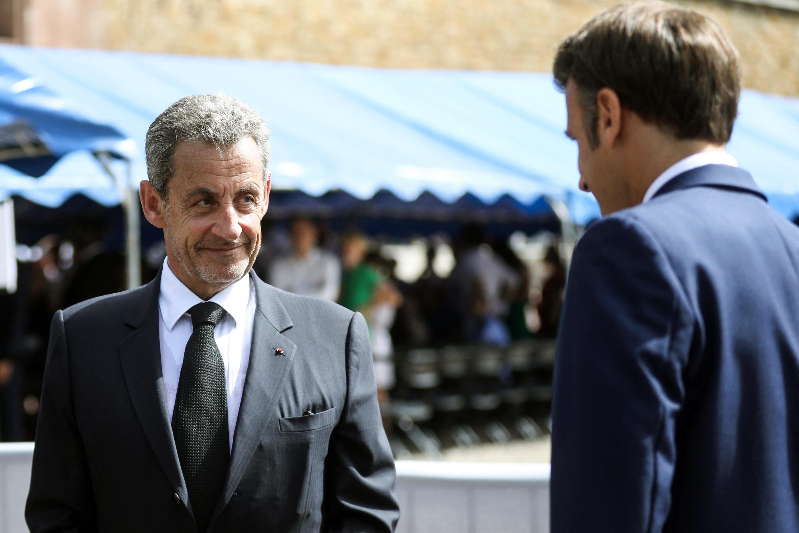 Selon nos informations, Nicolas Sarkozy et Emmanuel Macron (ici le 18 juin 2022 au Mont Valérien) ont pris le temps de parler politique dimanche soir. Des retrouvailles après la sortie du dernier livre de l'ex-chef de l’État que le président « n’a pas aimé », selon un de ses interlocuteurs. MAXPPP/Pool/Stéphane Lemouton
