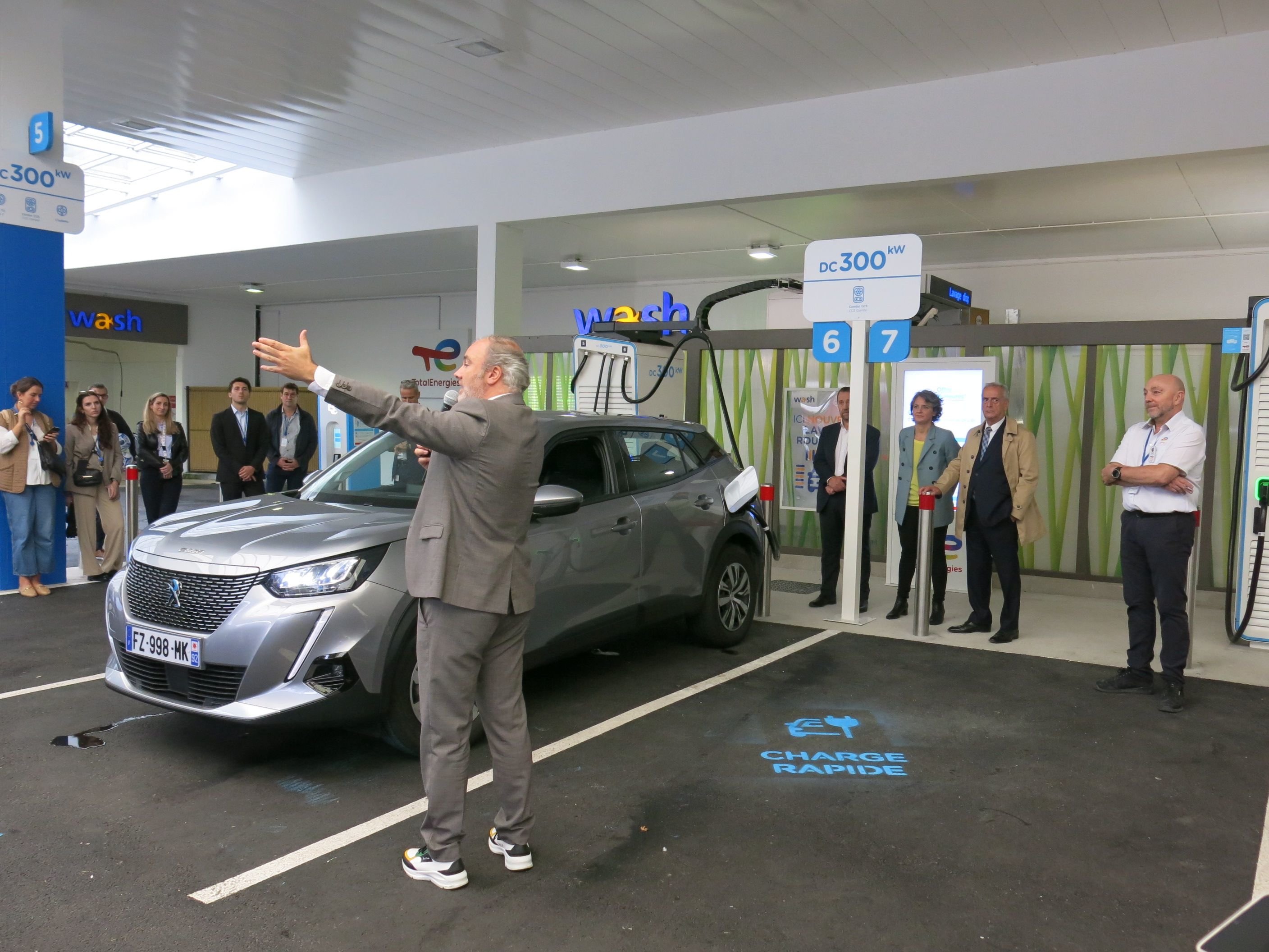Courbevoie (Hauts-de-Seine), ce mardi 3 octobre. Le groupe pétrolier TotalEnergies a inauguré sa deuxième station-service exclusivement dédiée aux véhicules électriques dans la région. LP/Benoit Hasse