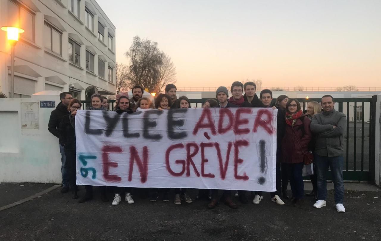 <b></b> Athis-Mons, ce mardi 11 décembre 2018. Les professeurs du lycée Ader ont manifesté contre la prochaine réforme des lycées.