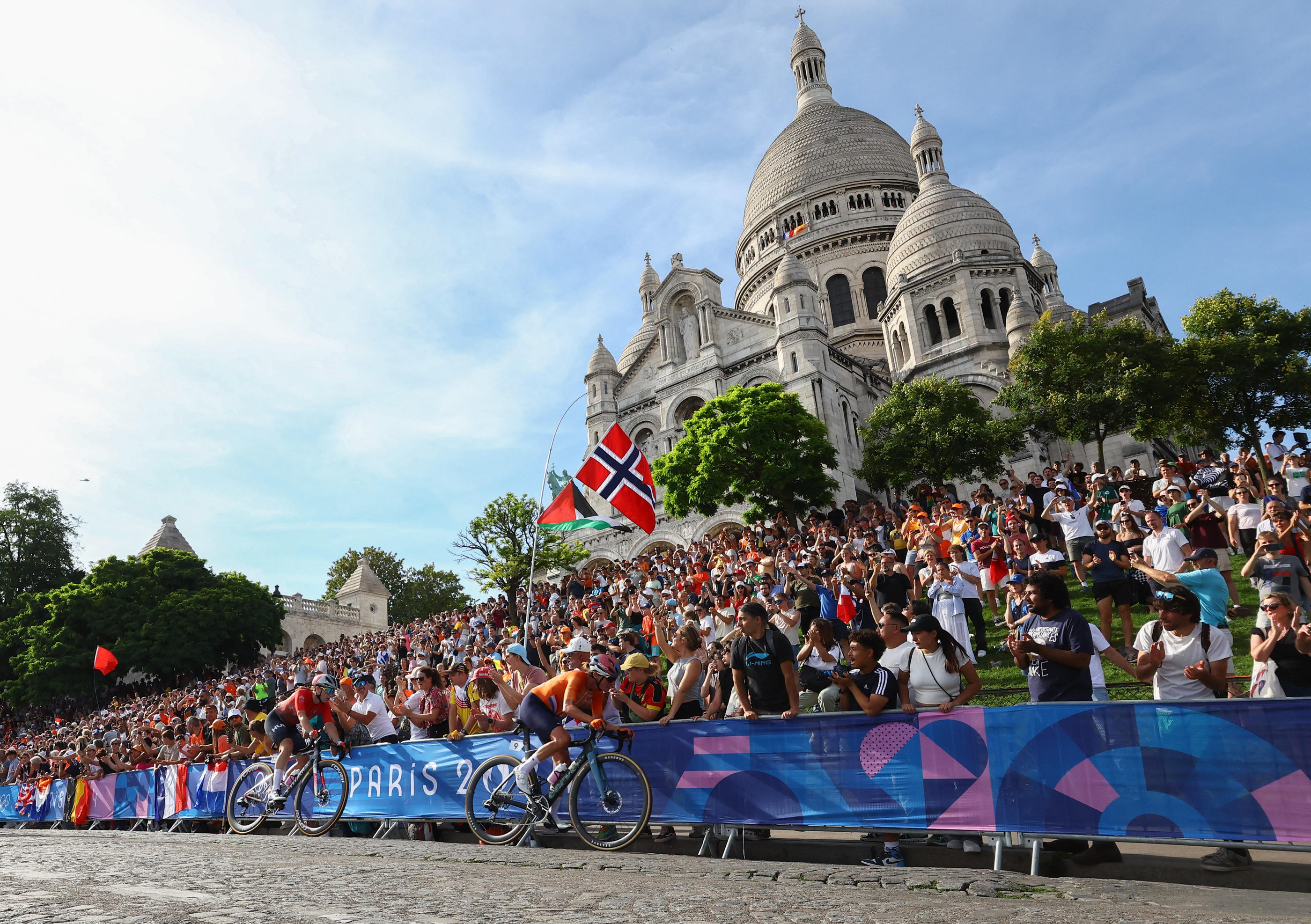 Paris, Sacré-Cœur (XVIIIe arrondissement), ce dimanche 4 août. Les spectateurs se sont entassés pour le deuxième jour de suite au sommet de Montmartre. REUTERS/Piroschka Van De Wouw