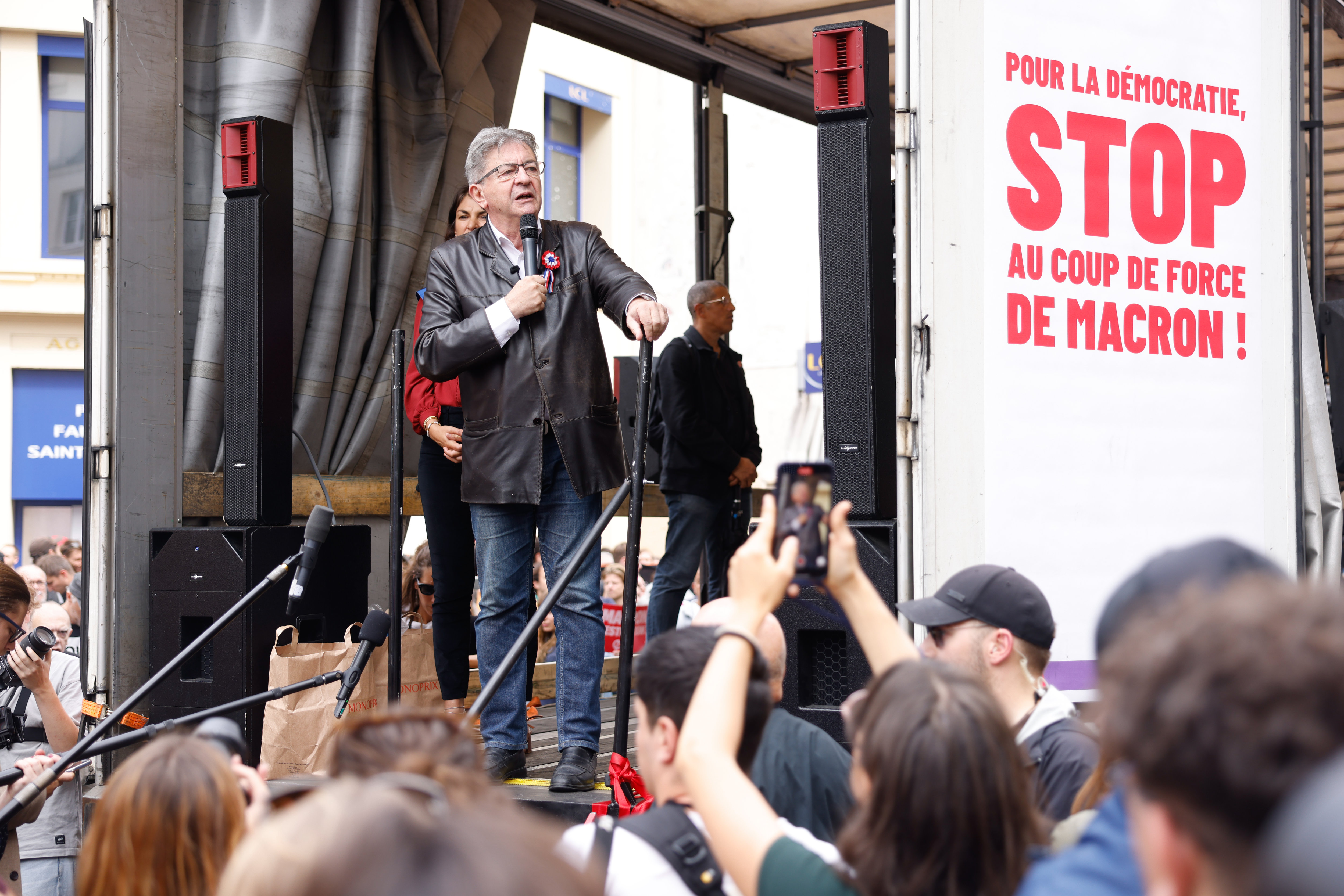 Paris, le 7 septembre. Jean-Luc Mélenchon, en tête du cortège, a annoncé «une bataille de longue durée» sans trêve pour le gouvernement Barnier. LP/Arnaud Dumontier