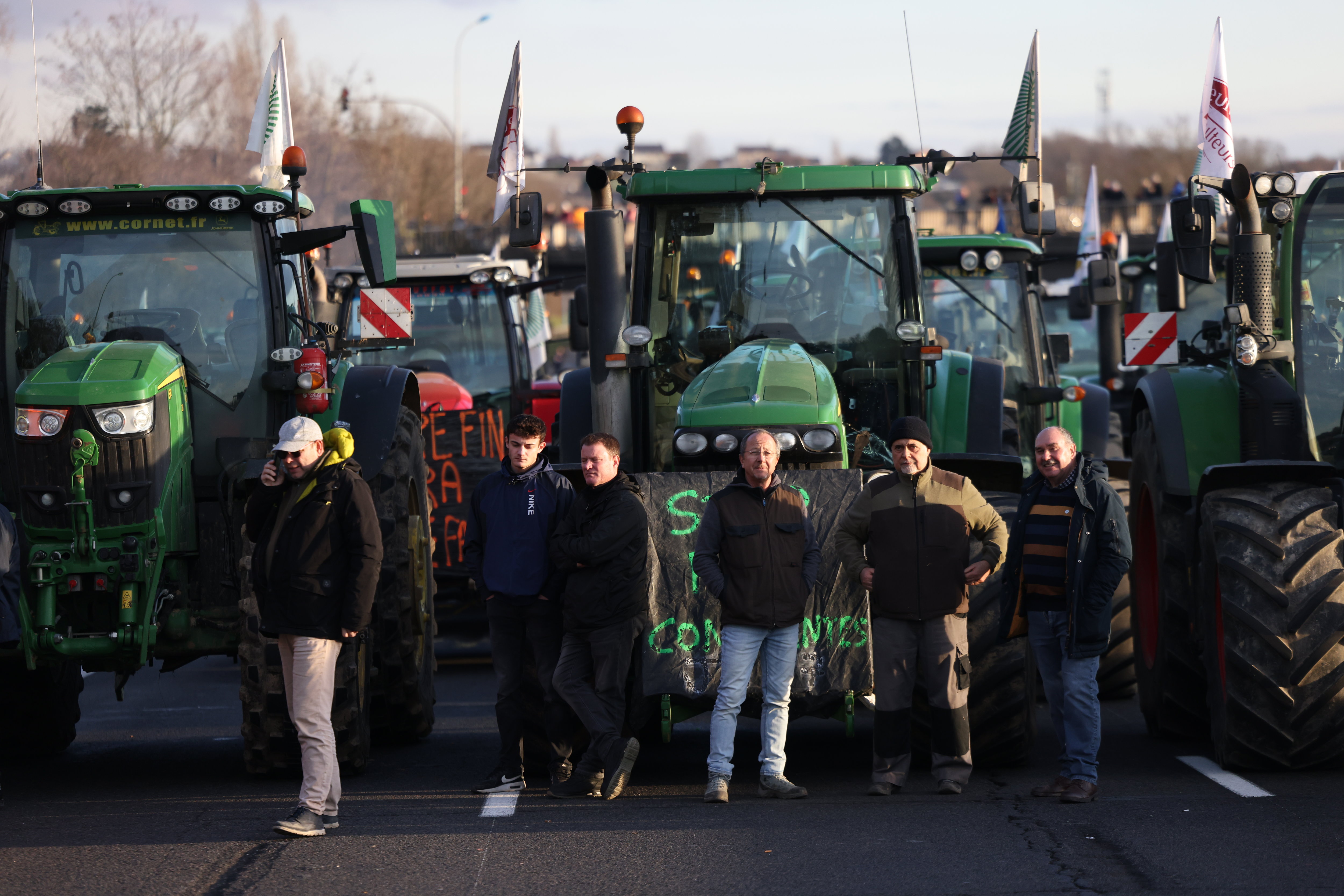 Sur lA6, dans lEssonne, des agriculteurs « presque comme à la maison »  face aux blindés de la gendarmerie - Le Parisien