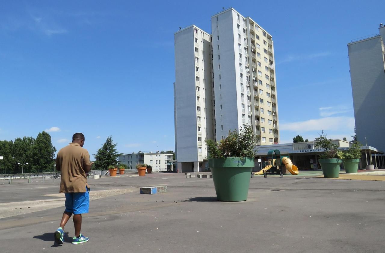 <b></b> Evry, cet été. La mairie, l’agglomération Grand Paris Sud, l’Etat et l’Agence nationale pour la rénovation urbaine (Anru) ont signé une déclaration d’engagement pour la rénovation du quartier.