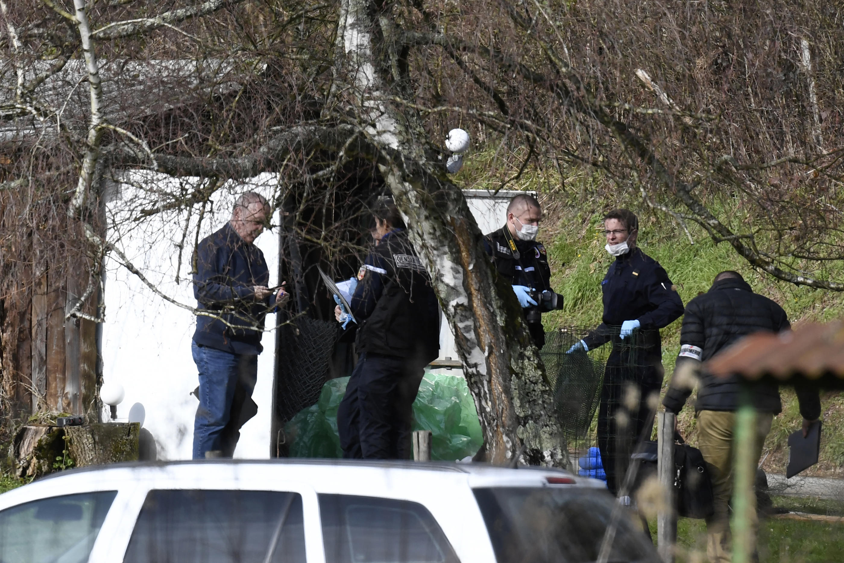 Les gendarmes et les experts, près de Domessin en Savoie, le 14 février 2018, jour où Nordahl Lelandais avait fini par désigner le lieu où il avait dissimulé le corps de Maëlys. AFP/Philippe Desmazes