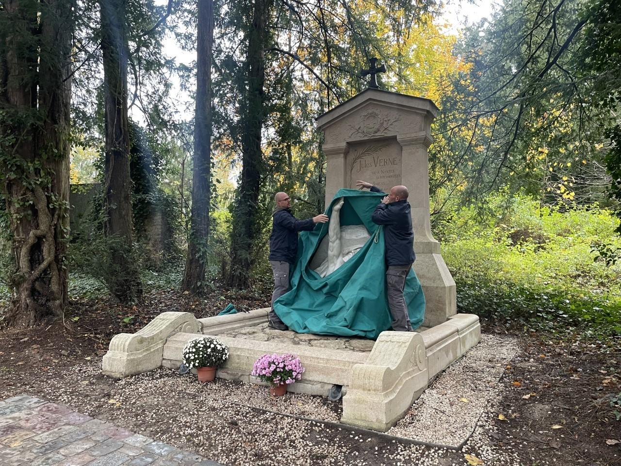 À Amiens, la tombe de Jules Verne habillée pour lhiver - Le Parisien