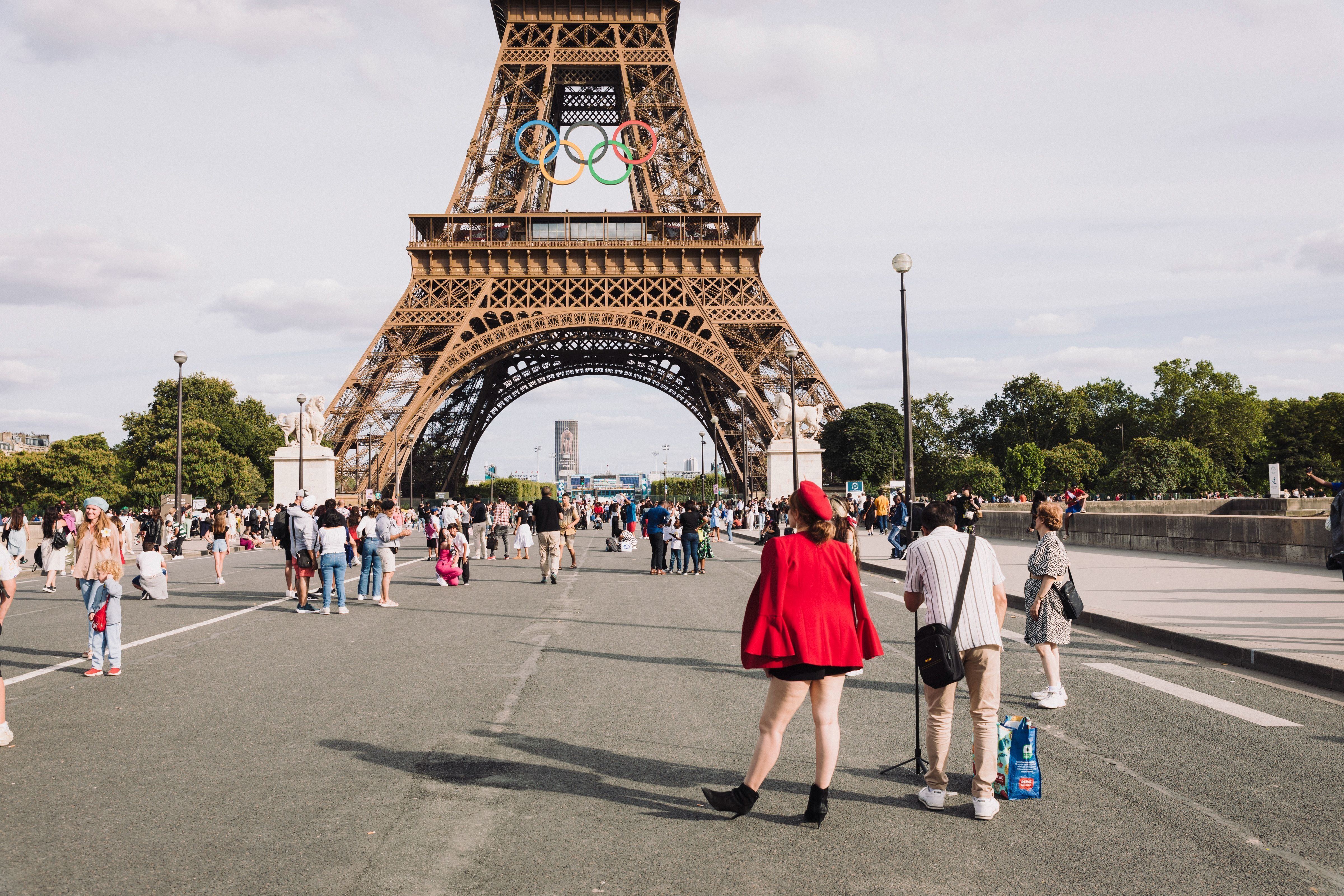 Paris, le 21 août 2024. Pendant les Jeux olympiques et paralympiques, la piétonnisation de la chaussée devant la tour Eiffel a attiré des milliers de visiteurs. LP/Philippe Labrosse