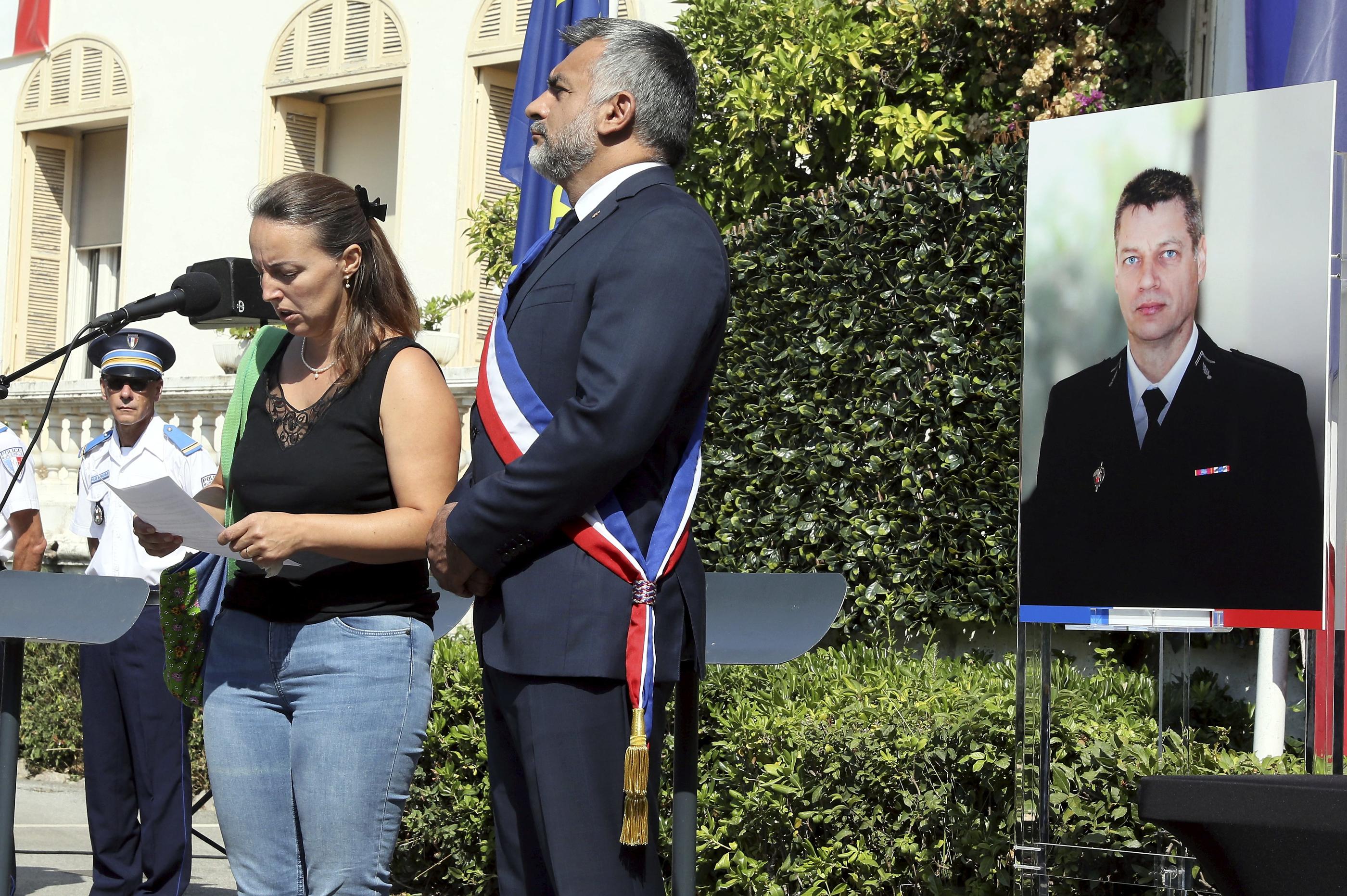 Mandelieu (Alpes-Maritimes), le 28 août. Harmonie Comyn, la veuve de l’adjudant Éric Comyn, fauché par un automobiliste lors d’un refus d’obtempérer, ici aux côtés du maire de Mandelieu, Sébastien Leroy, lors de la deuxième cérémonie en hommage à son défunt mari. PhotoPQR/Nice Matin/Patrice Lapoirie