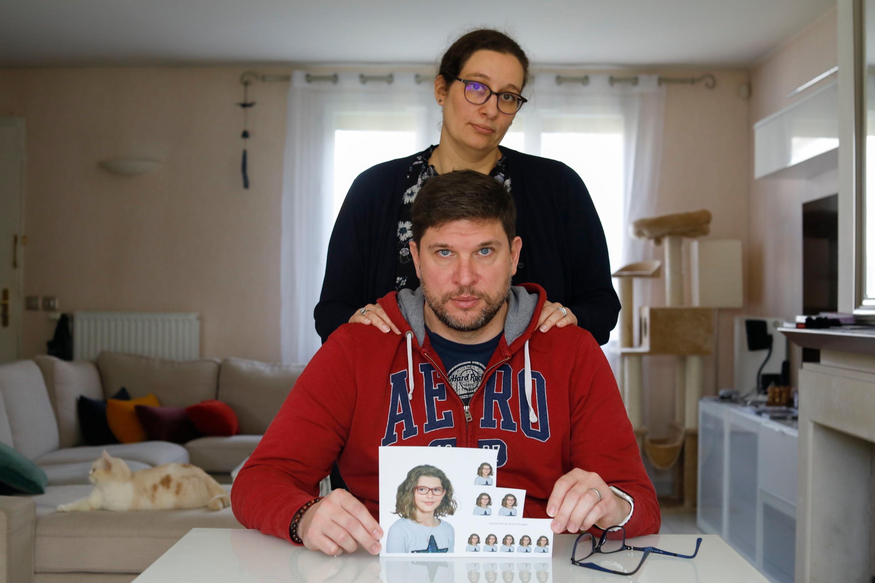 Herblay (Val-d'Oise), le 13 mars 2020. « Il faut que les enseignants fassent attention à ce qu’ils disent aux enfants, estime Sébastien Dupuis (ici au côté de sa femme, Marie). Pour Evaëlle, la professeure a continué malgré tout… ». LP/Olivier Corsan