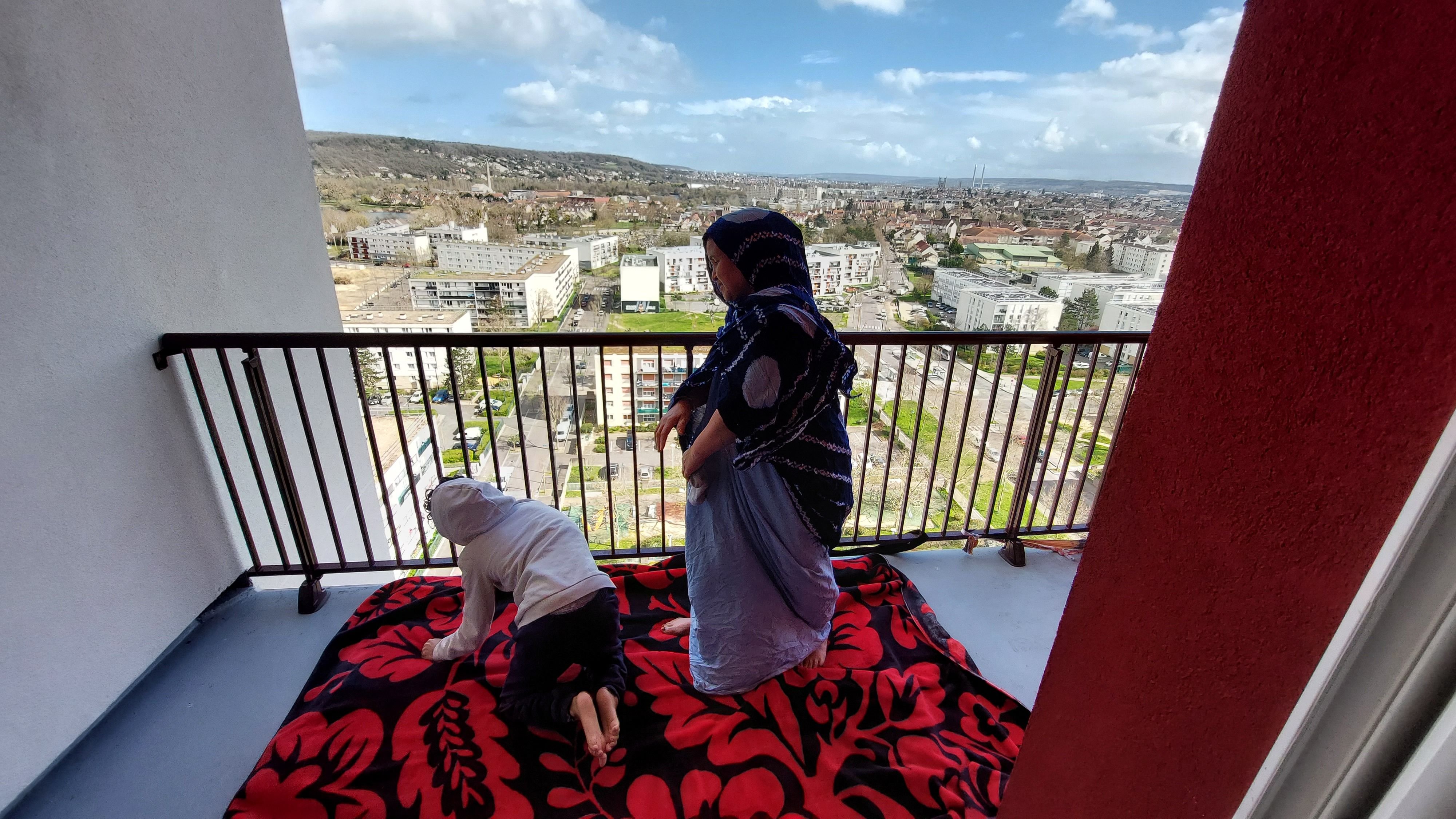 Mantes-la-Jolie (Yvelines), ce vendredi. Aïda, dont la fille est polyhandicapée, a aménagé son balcon pour que son enfant «puisse prendre l’air». LP/Mehdi Gherdane