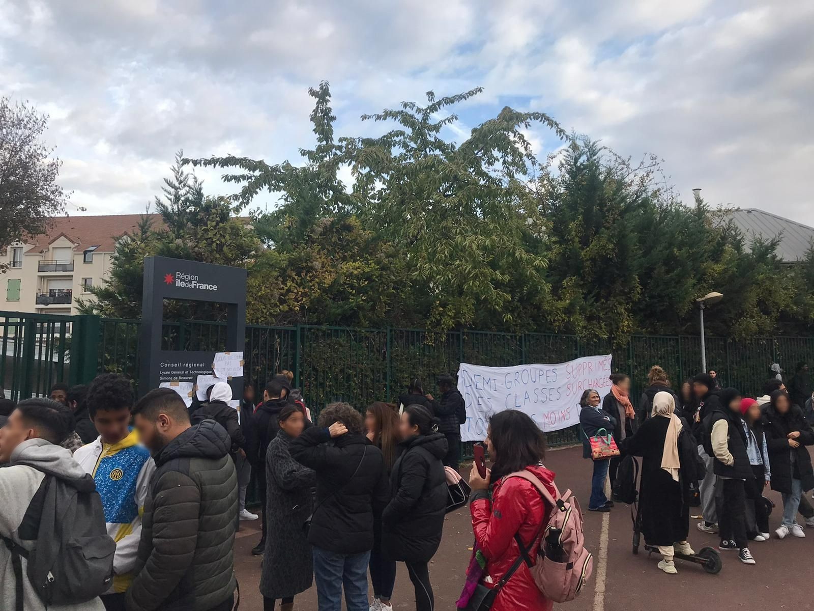 Garges-lès-Gonesse, le 8 novembre. Les élèves du lycée Simone-de-Beauvoir ont organisé un cinquième jour de blocus pour faire valoir leurs revendications. Des enseignants se sont mis en grève pour les soutenir. DR