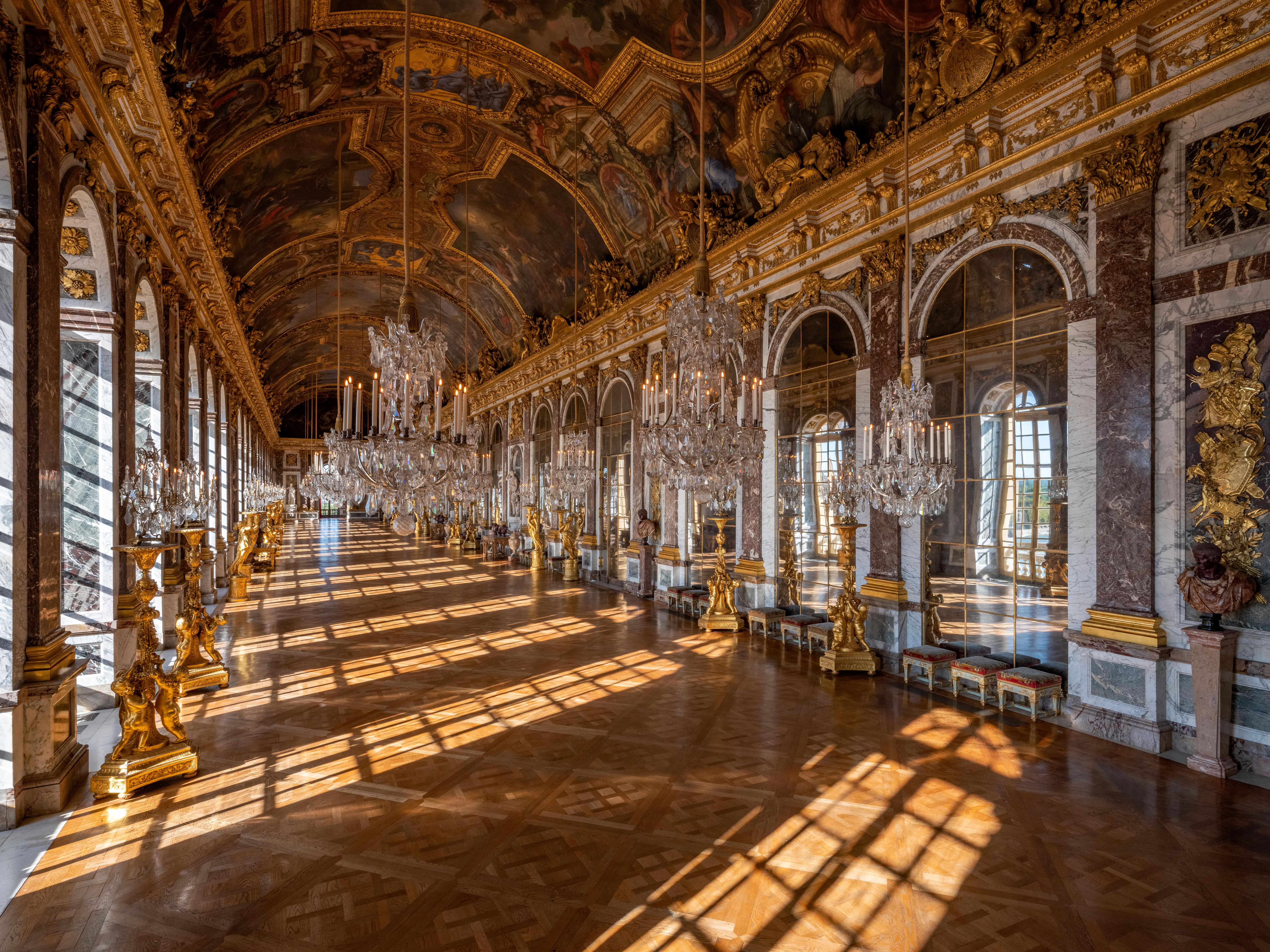 La terrasse qui reliait les deux ailes du château de Versailles a été transformée, à partir de 1678, en un passage couvert, devenant la pièce centrale du bâtiment. Château de Versailles/Thomas Garnier