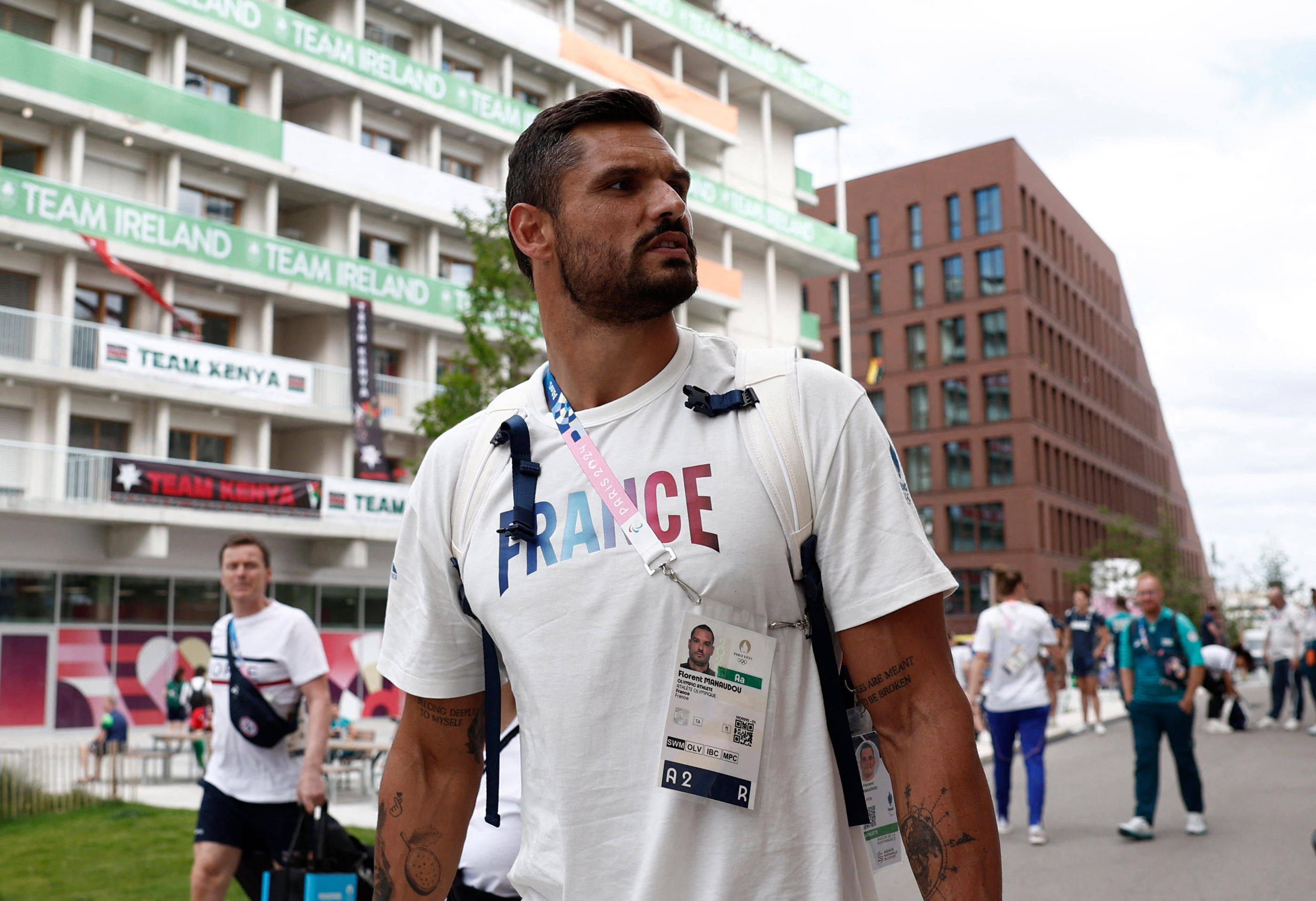 Florent Manaudou, porte drapeau de l'équipe de France, a découvert le village olympique. REUTERS/Benoit Tessier