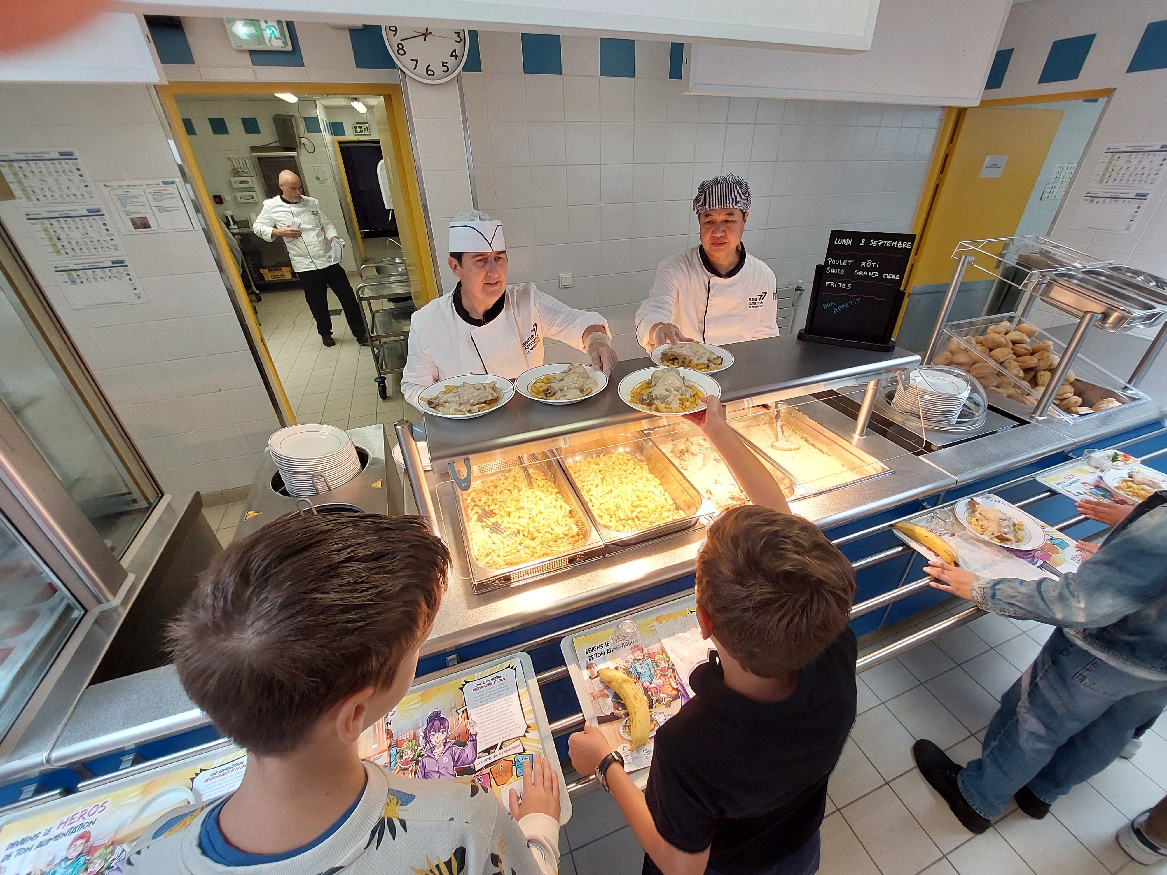 Faremoutiers, le 2 septembre. Pour cette rentrée scolaire, les cantines de 119 collèges du département sont approvisionnées par la plate-forme Approv'Halles, basée à Provins. Elle leur fournit volailles, produits laitiers, fruits et légumes. LP/Sébastien Blondé