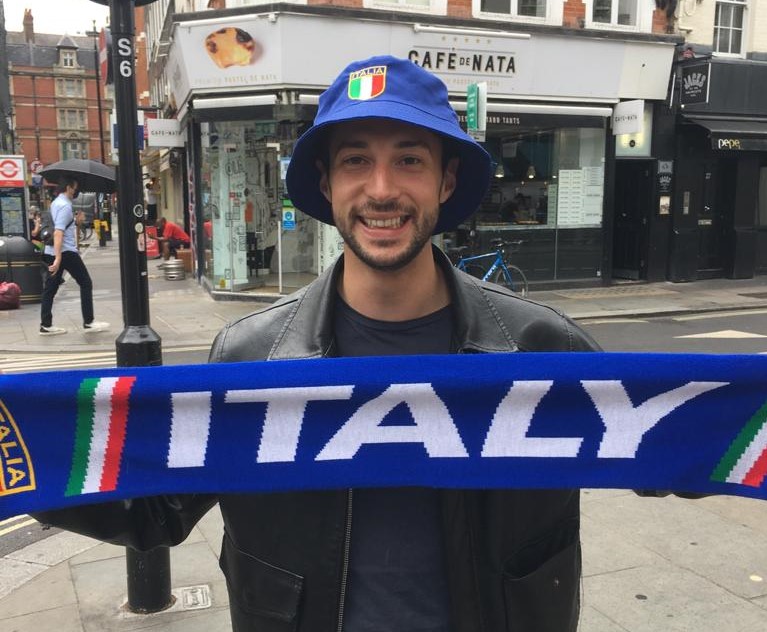 Matteo a acheté son billet pour la finale 95 euros grâce à l’association des supporters italiens. Il ira à Wembley en compagnie de sept copains. LP/Dominique Sévérac