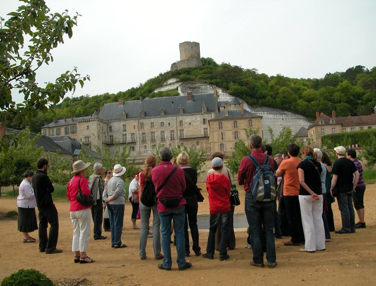 <b></b> Les visiteurs au pied du château de La Roche-Guyon. 