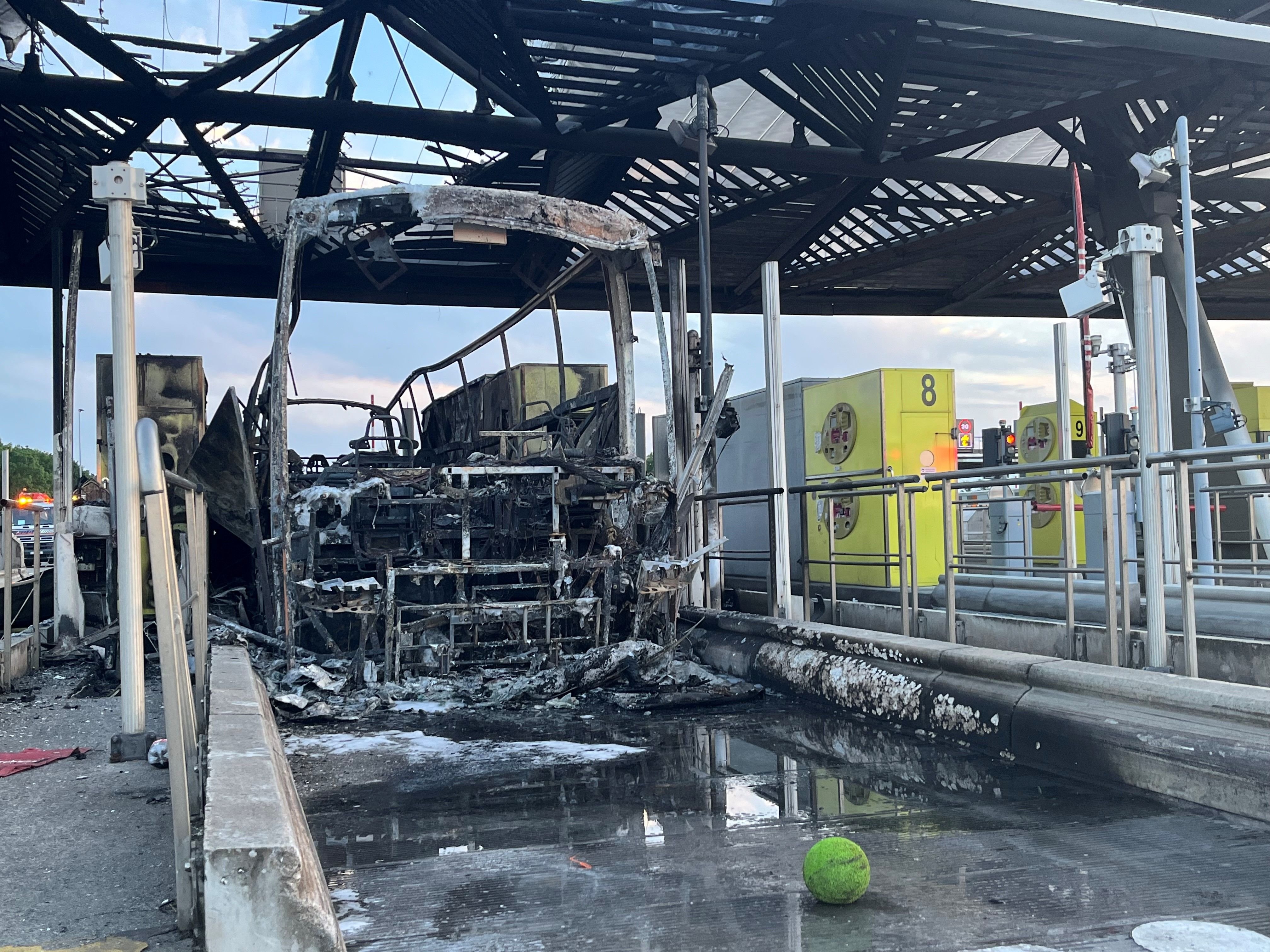Un bus de supporters lyonnais a été incendié au péage de Fresnes-lès-Montauban samedi soir. LP/Patrick Caffin