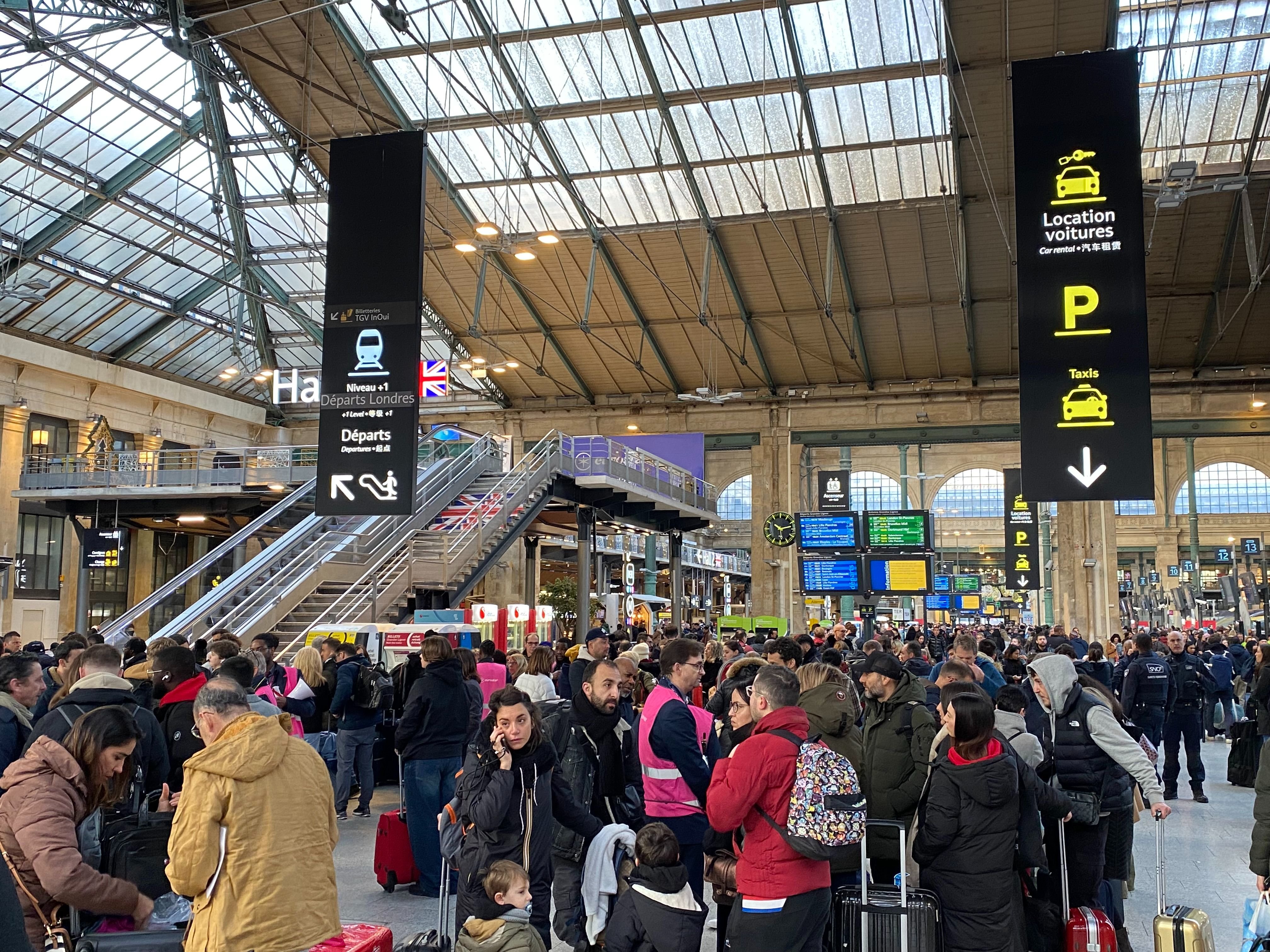 Gare du Nord (Xe), ce samedi. À la veille du réveillon, des milliers de voyageurs ont vu leur Eurostar vers Londres supprimé. LP/Auguste Canier