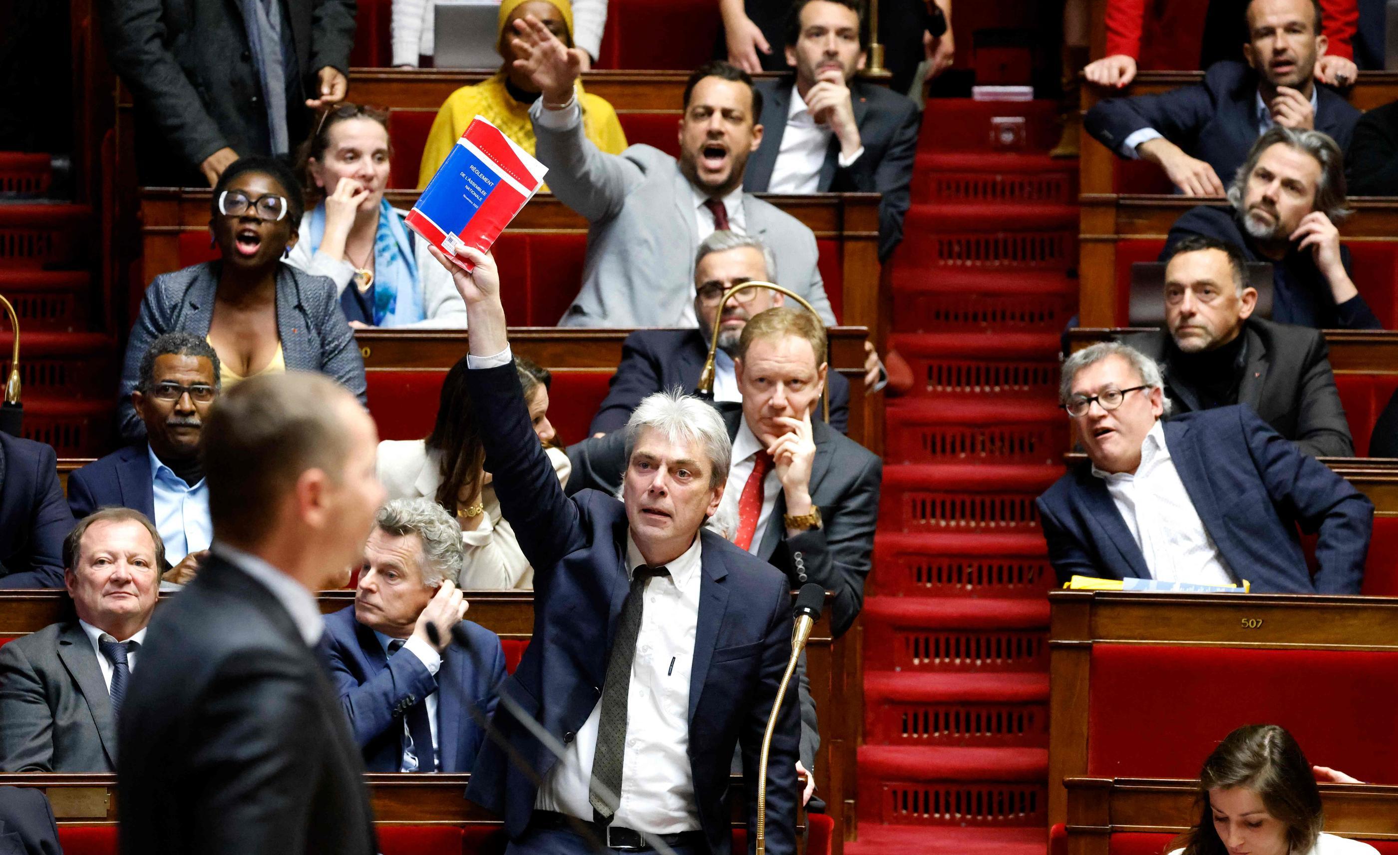 Assemblée nationale, le 6 février. Sébastien Jumel brandissant les règles de procédure de l'Assemblée nationale demande une suspension d'audience. AFP/Ludovic Marin