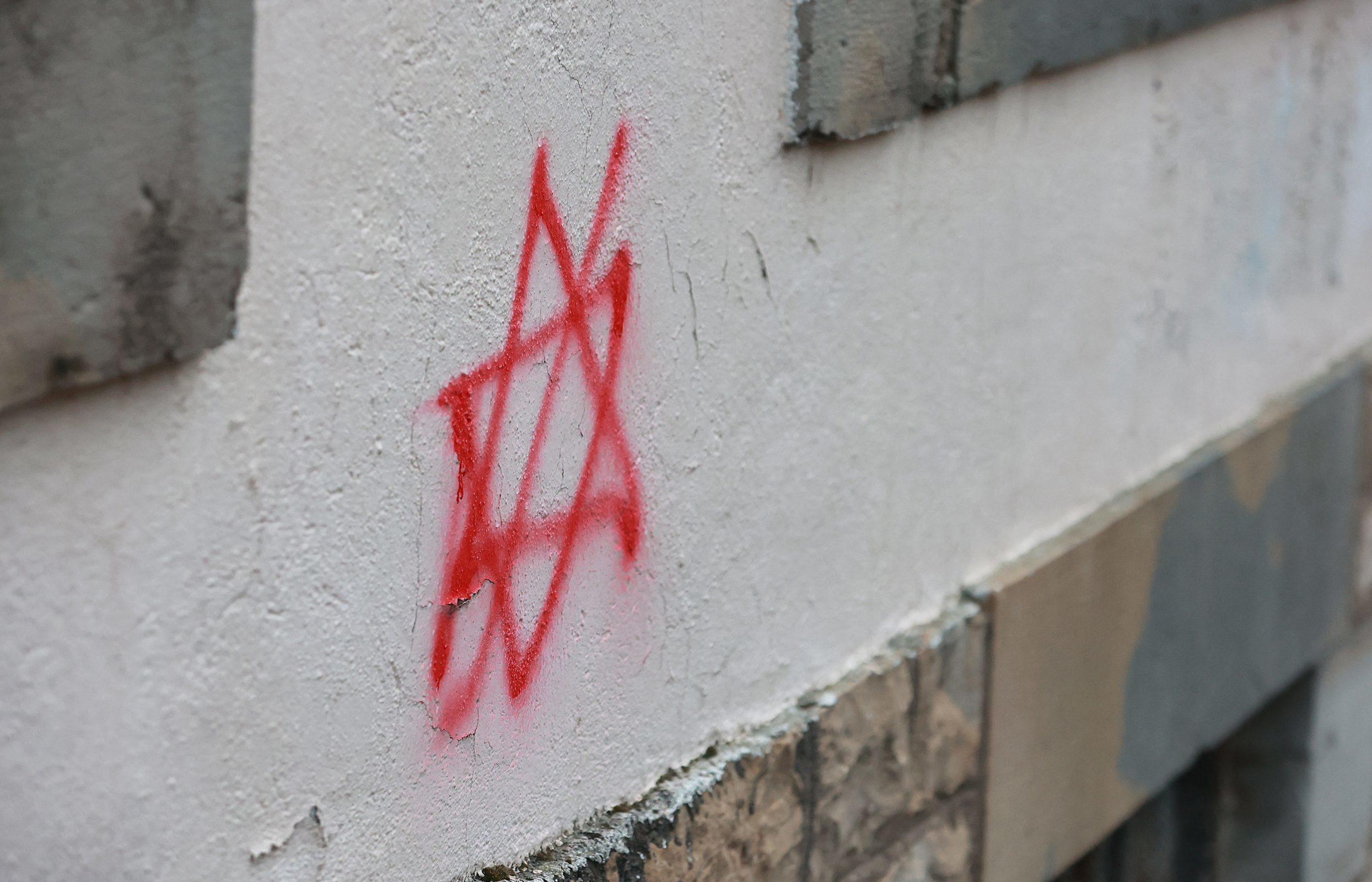 Une étoile de David taguée sur un mur de Besançon (Doubs), le 5 novembre. Depuis le 7 octobre, 1 247 actes antisémites ont été recensés en France. PhotoPQR/L'Est républicain/Ludovic Laude