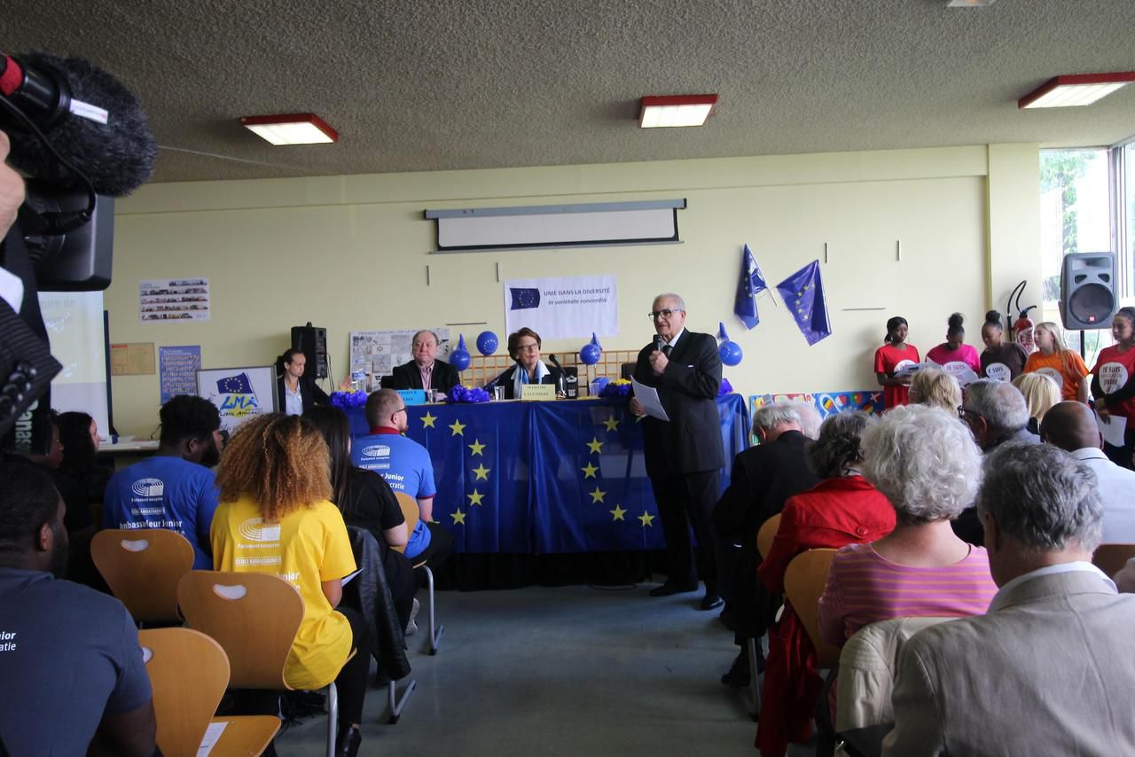 <b></b> Yerres. La journée de l’Europe a été organisée au Lycée Louis-Armand au terme d’une semaine consacrée à l’Union. Ce vendredi matin, les élèves ont pu poser des questions à des experts.