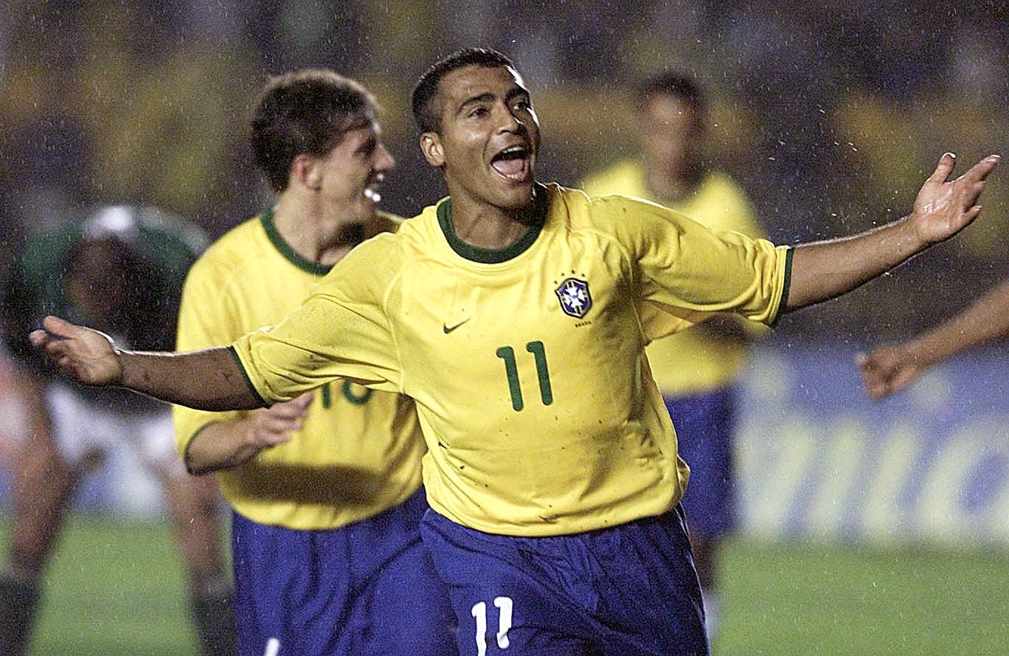 Romario, ici en 2000 sous le maillot de la sélection brésilienne, a annoncé qu'il allait reprendre sa carrière. AFP/Vanderlei Almeida