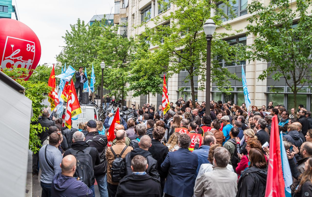 <b>Boulogne-Billancourt, le 24 mai 2016.</b> Deuxième manifestation en deux semaines pour quelque 150 salariés d’IMS Health dénonçant les conditions du plan social que compte imposer leur direction. 