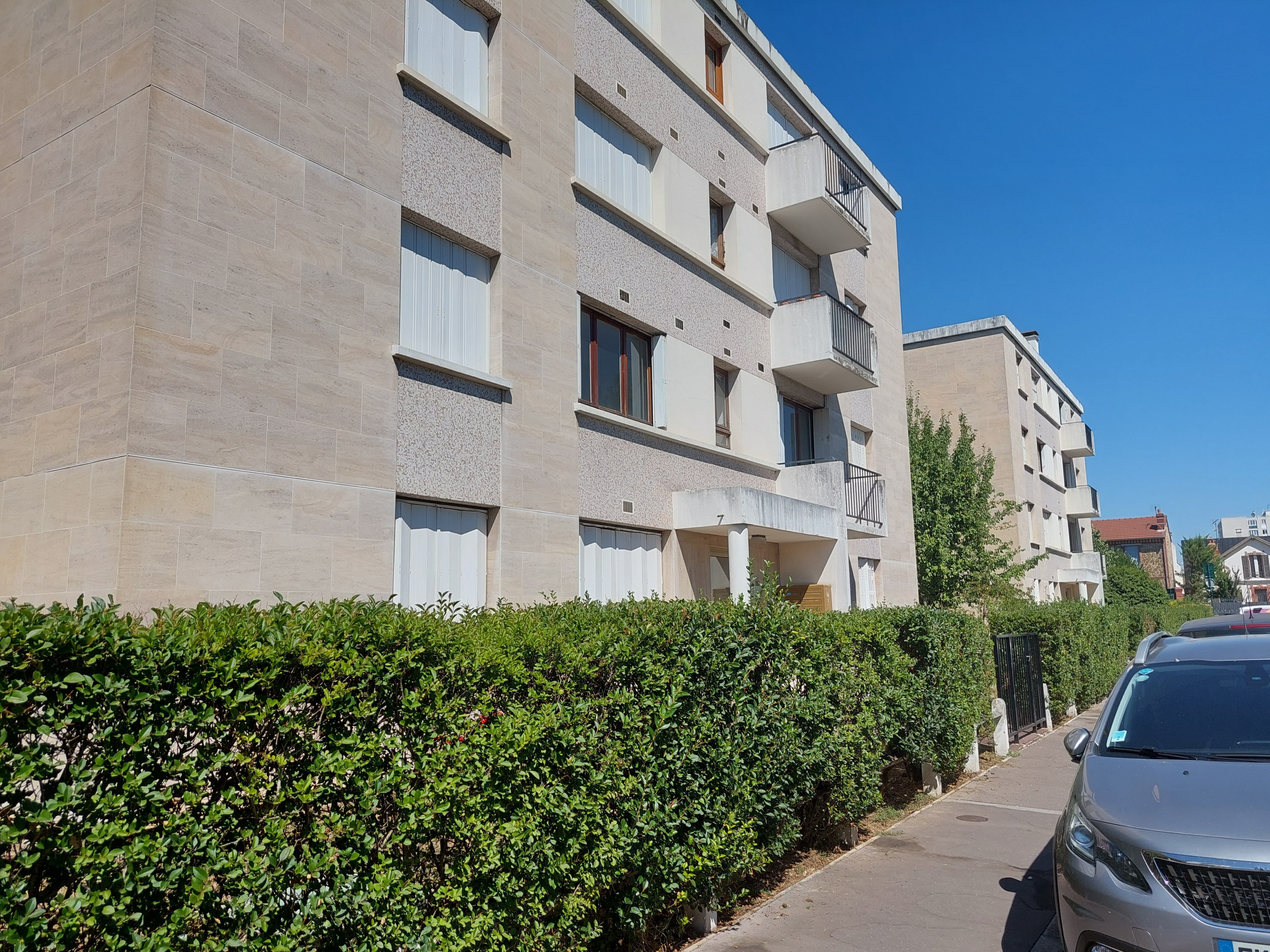 Colombes (Hauts-de-Seine), le 3 août. Retranché dans son appartement situé dans cet immeuble et armé, un homme de 85 ans a été délogé par le Raid ce mardi soir. LP/O.B.