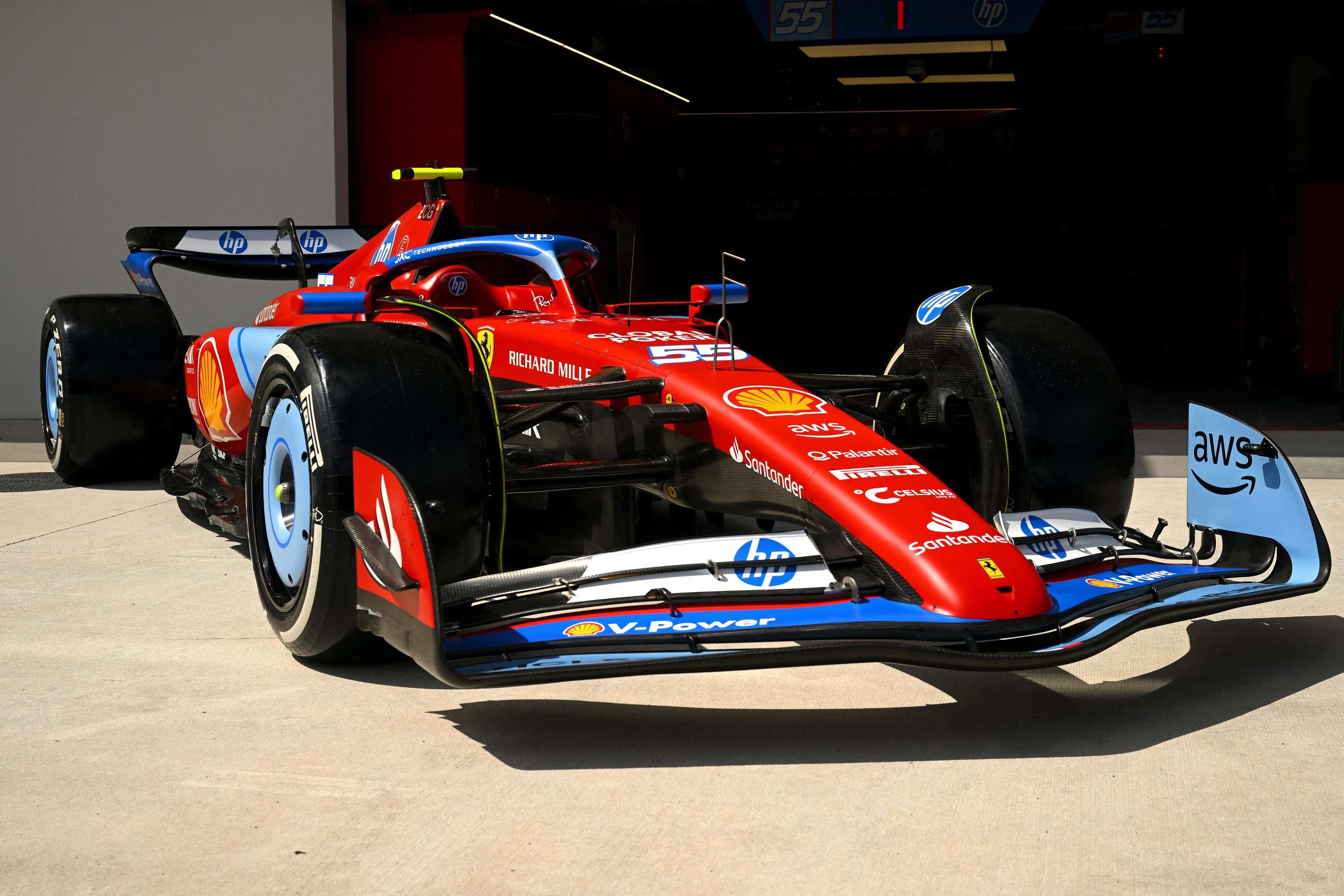 Les Ferrari arboreront une livrée bleue, ce week-end à Miami. AFP/Clive Mason