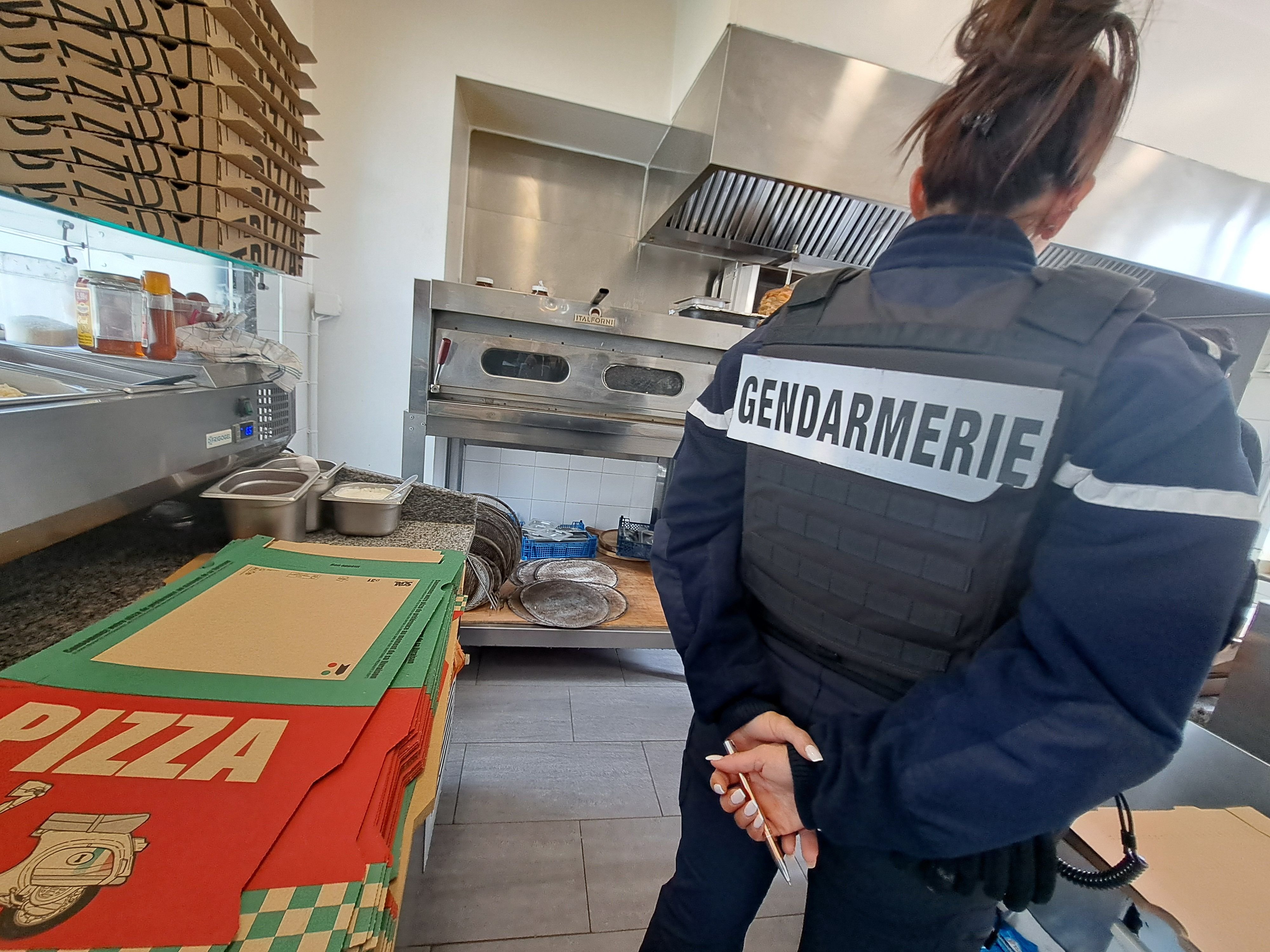 Dourdan (Essonne), le 26 avril. Des gendarmes et un inspecteur du travail ont mené un contrôle dans un snack-pizzeria. Deux employés se trouvaient en situation irrégulière. LP/Thomas Diquattro