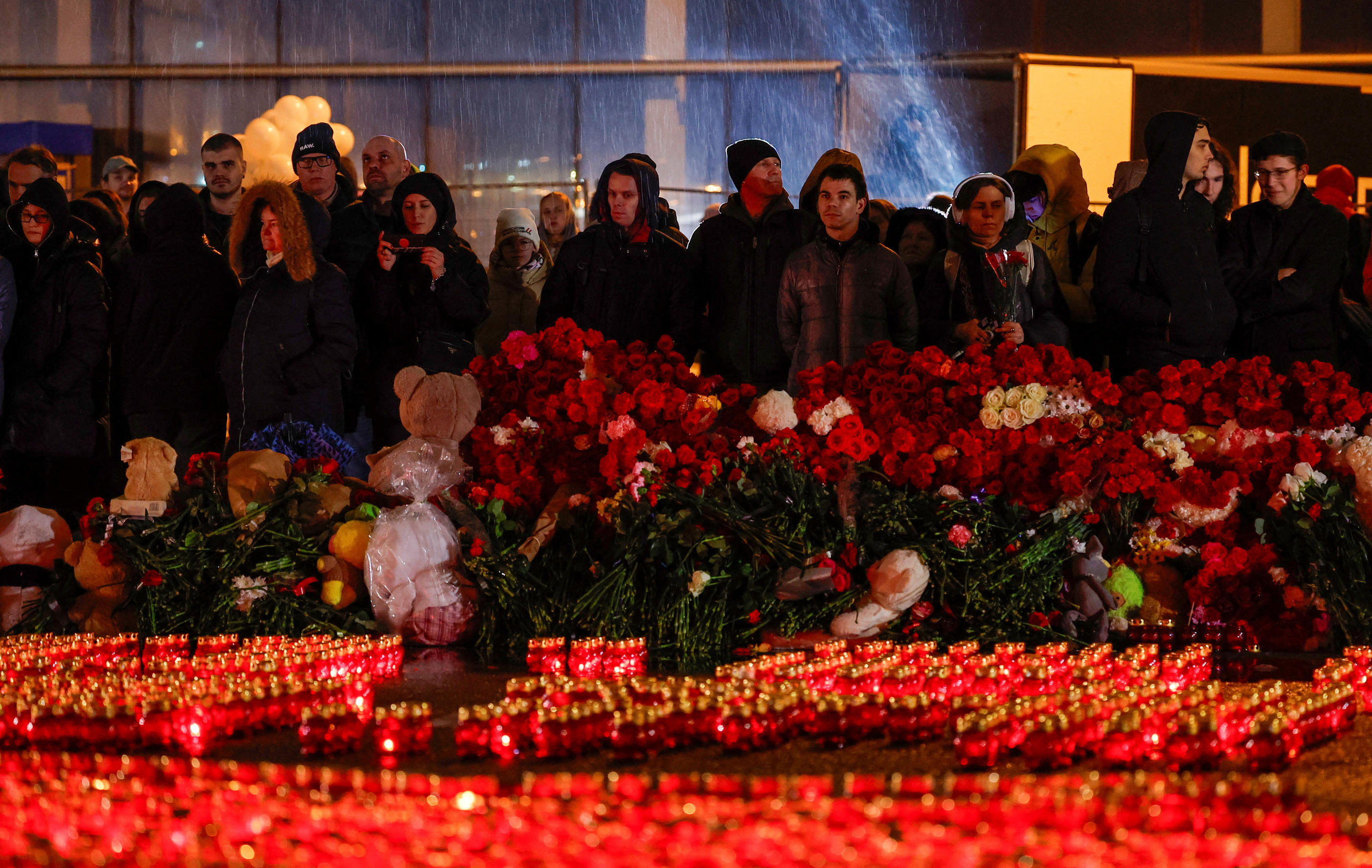 Au lendemain de la journée de deuil national, beaucoup de Russes viennent déposer des fleurs pour les victimes et leurs familles au Crocus City Hall, près de Moscou. Reuters/Maxim Shemetov