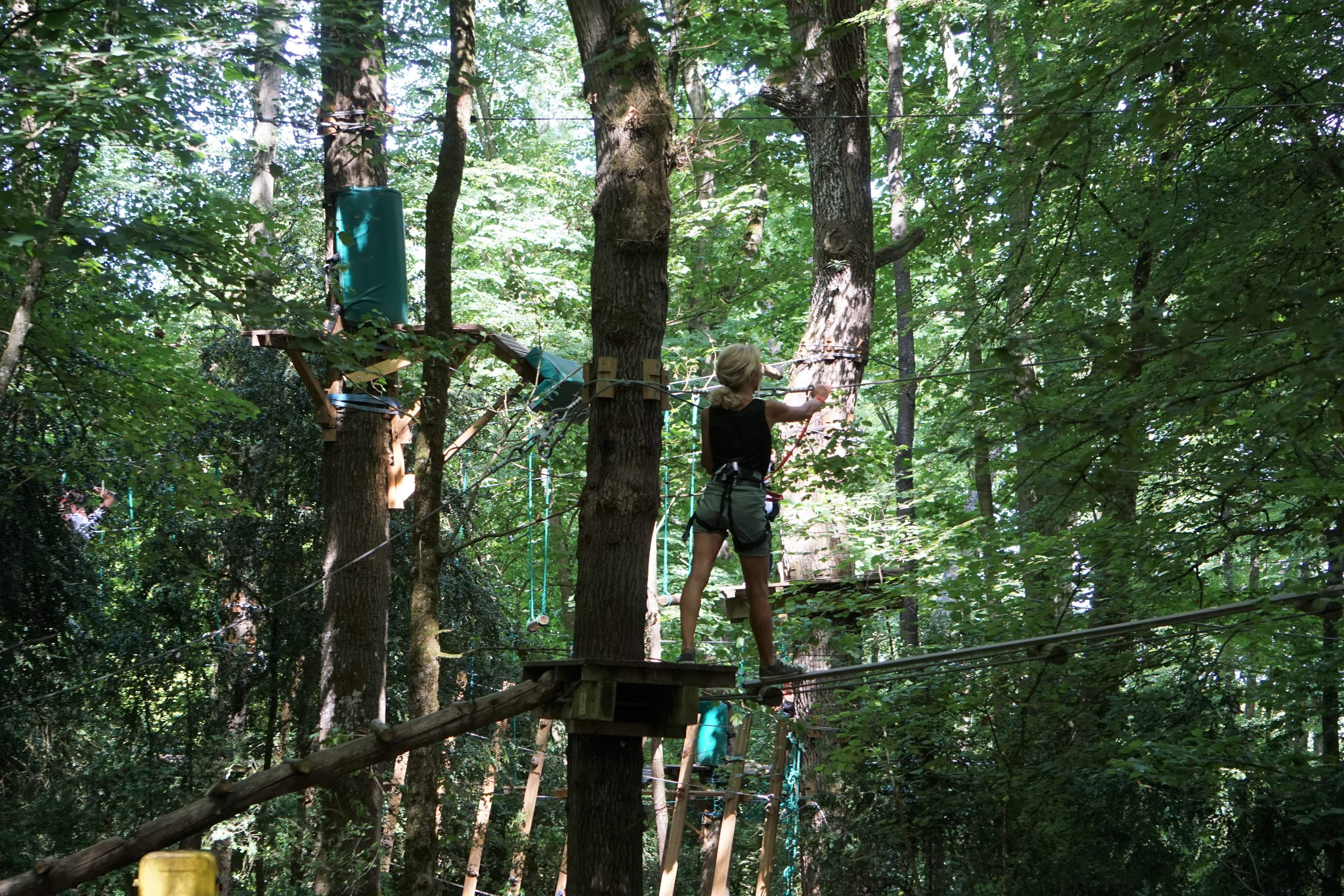Magny-en-Vexin (Val-d'Oise), le 30 juillet. Le parc Aventure Land propose notamment de nombreux parcours dans les arbres dont de l'accrobranche et des tyroliennes. LP/Anne Collin
