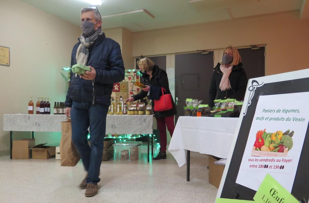 <b></b> Arronville (Val-d’Oise). Tous les vendredis soir, les bénévoles du foyer rural montent et animent un magasin éphémère de produits locaux.