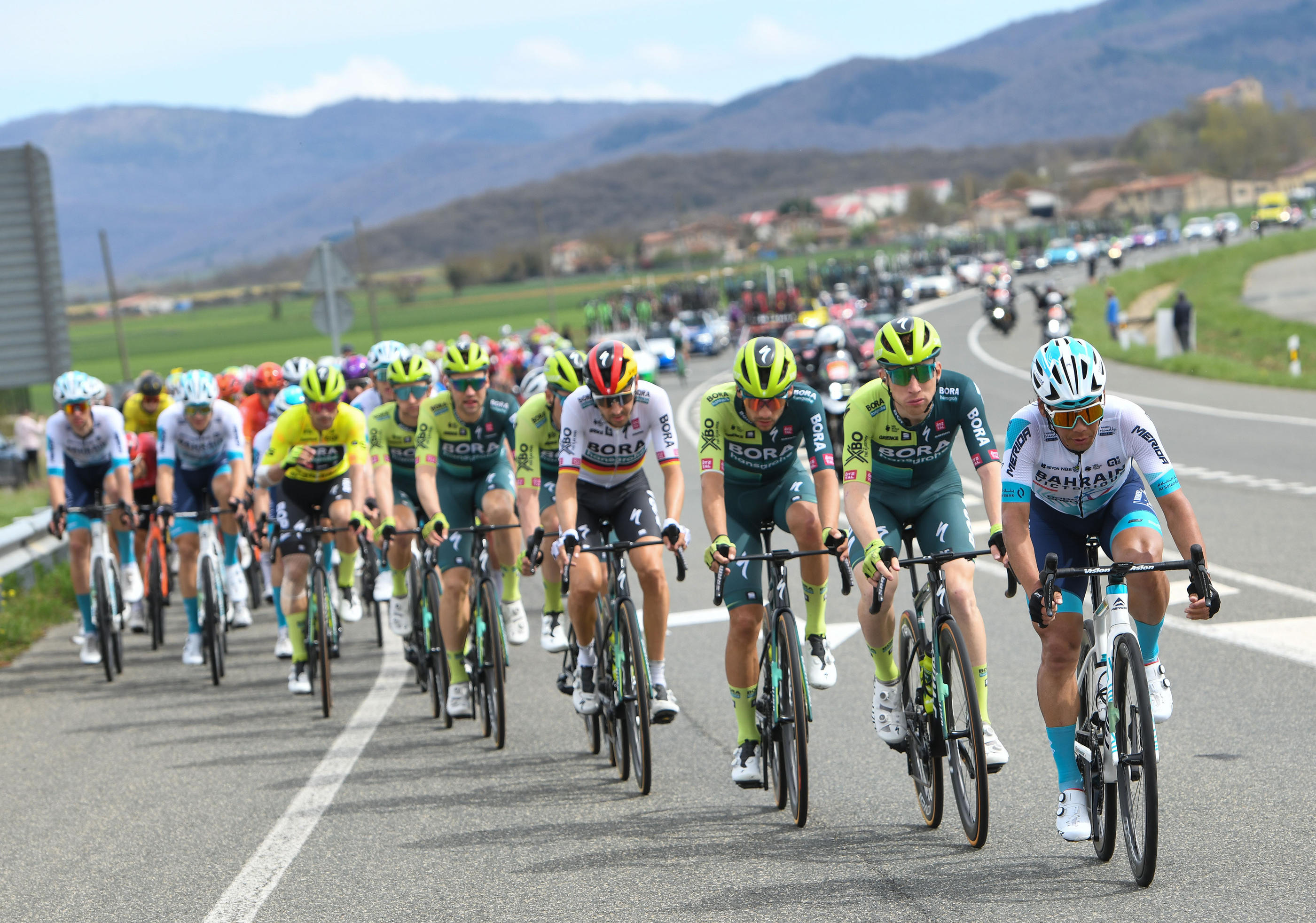 Le peloton du Tour du Pays basque, ici quelques minutes avant la terrible chute de jeudi. Icon Sport