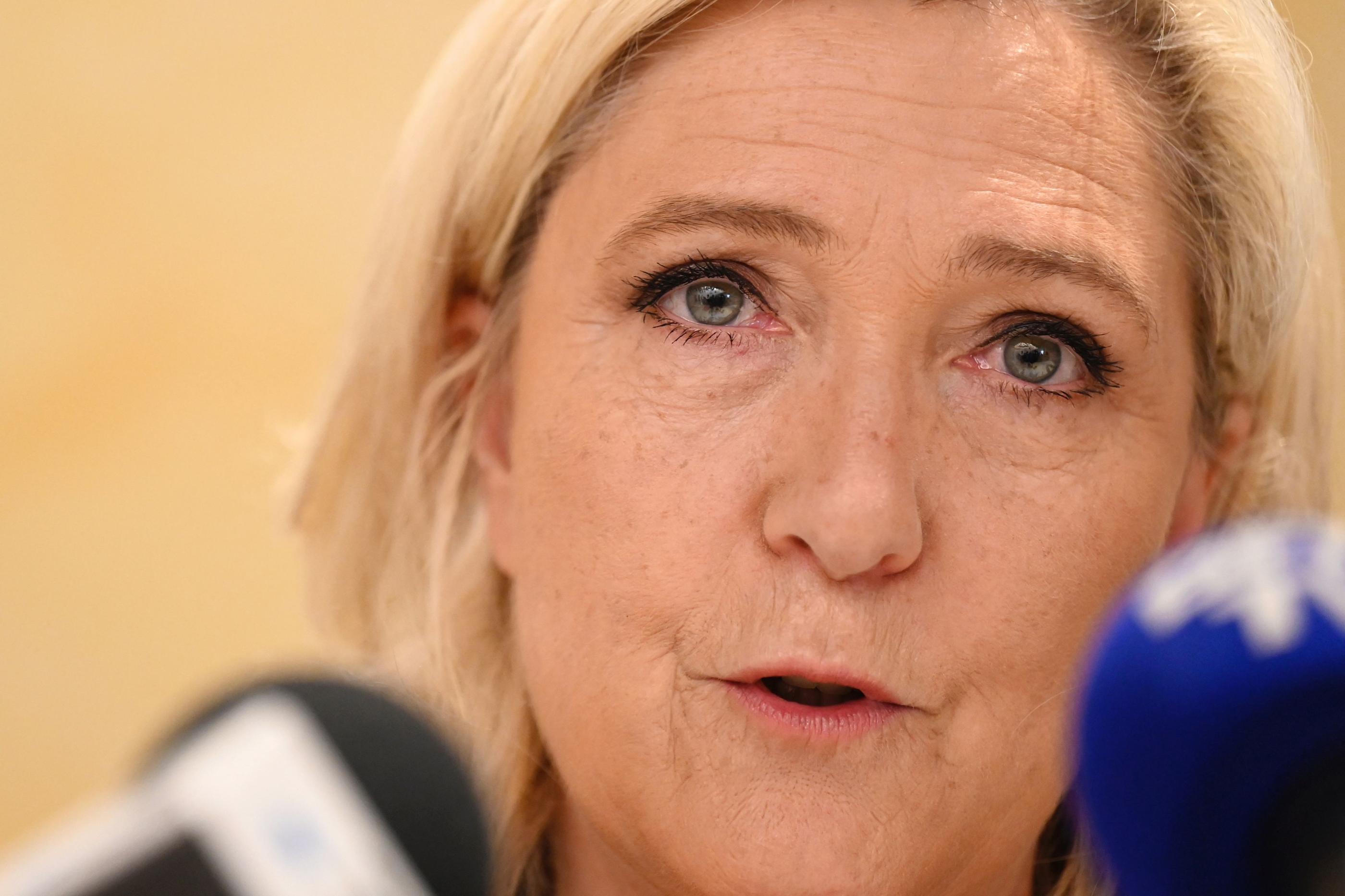 Marine Le Pen a sévèrement critiqué la nouvelle Première ministre, dont elle redoute la politique sociale. AFP / JEAN-CHRISTOPHE VERHAEGEN