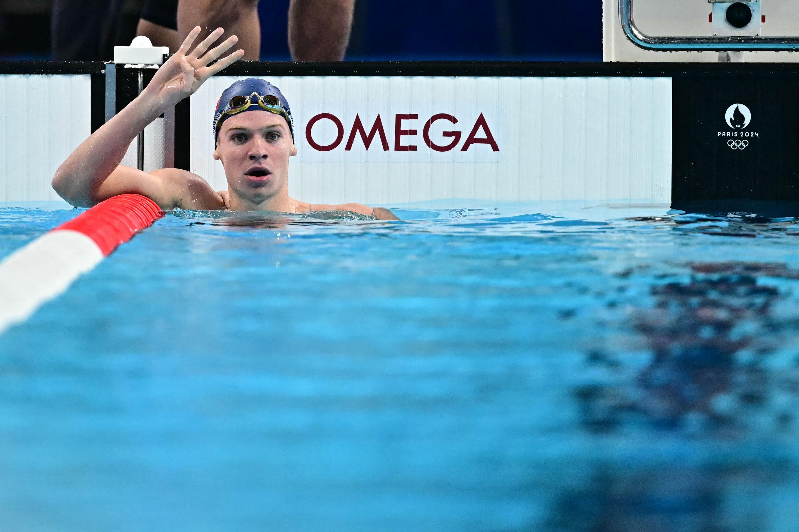 Leon Marchand a remporté un nouveau titre olympique sur le 200 m quatre nages, ce vendredi.(Manan VATSYAYANA / AFP)