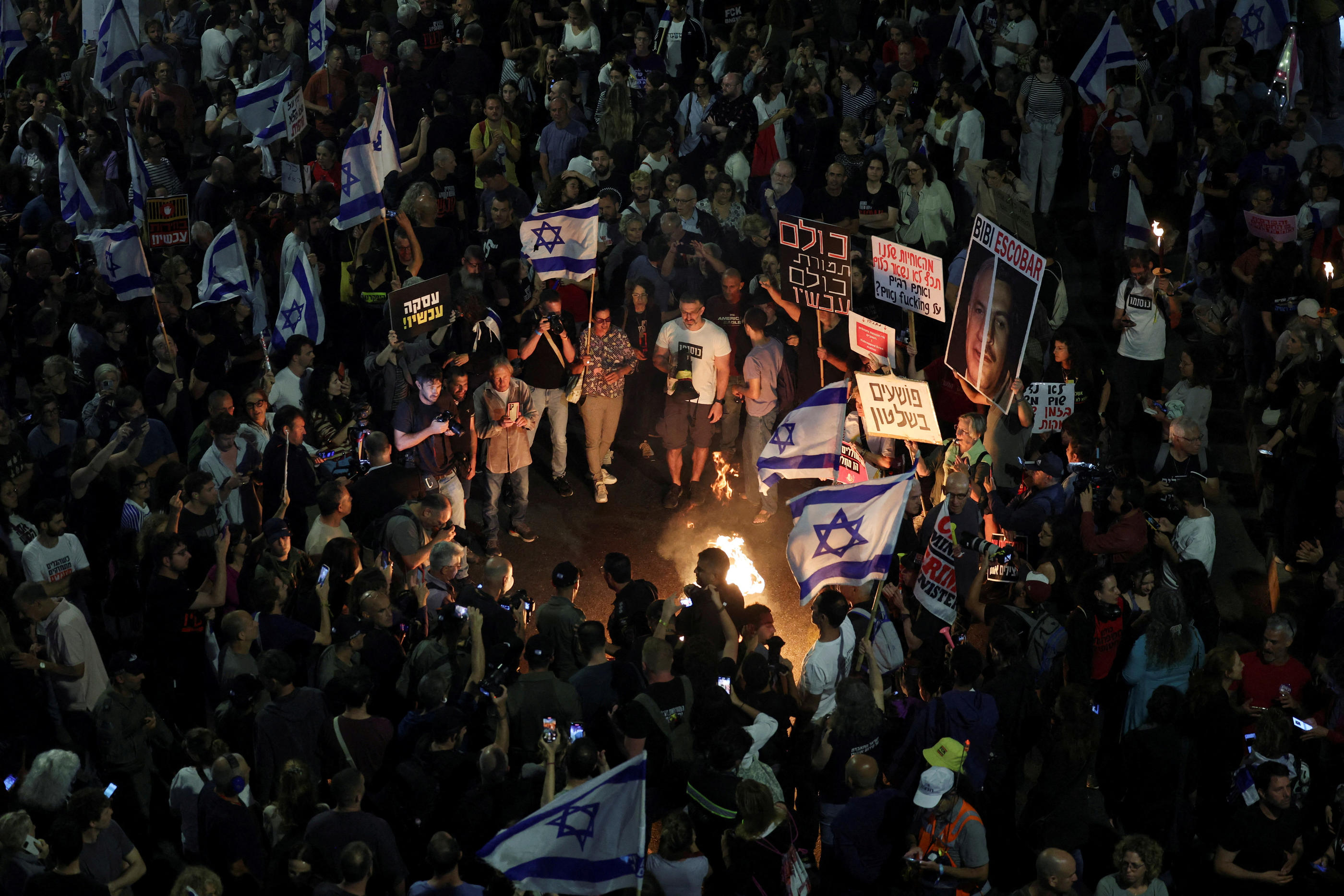 Samedi soir, dans les villes d'Israël, notamment à Tel Aviv, des milliers de personnes ont manifesté pour la libération immédiate des otages du Hamas. REUTERS/Ronen Zvulun