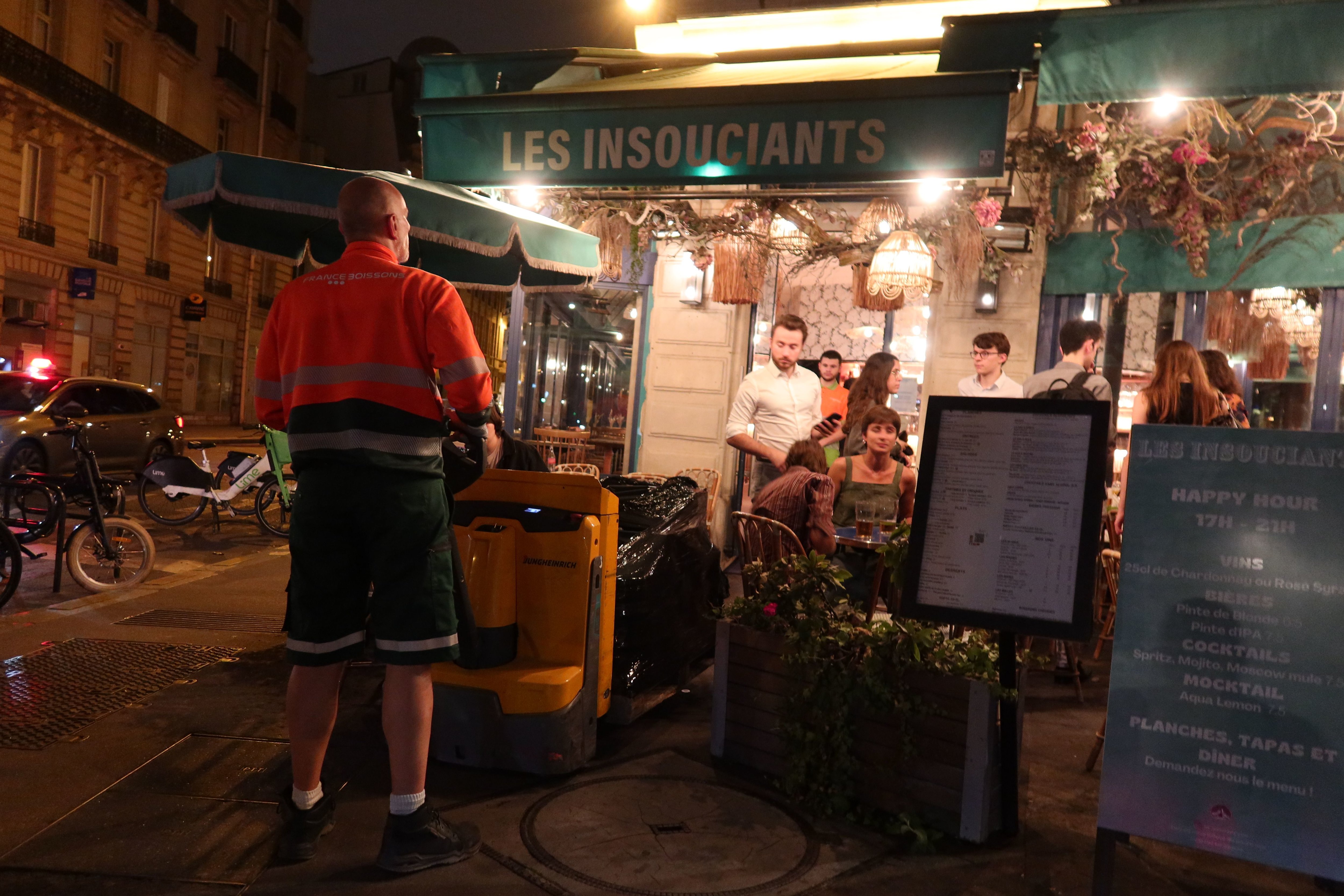 Paris, VIe arrondissement. Les chauffeurs livreurs de France Boisson ont du s'adapter en livrant de nuit, comme Robert à gauche, parfois pendant le service des cafés. Ici sur le boulevard Saint-Germain. LP/Simon Gourru