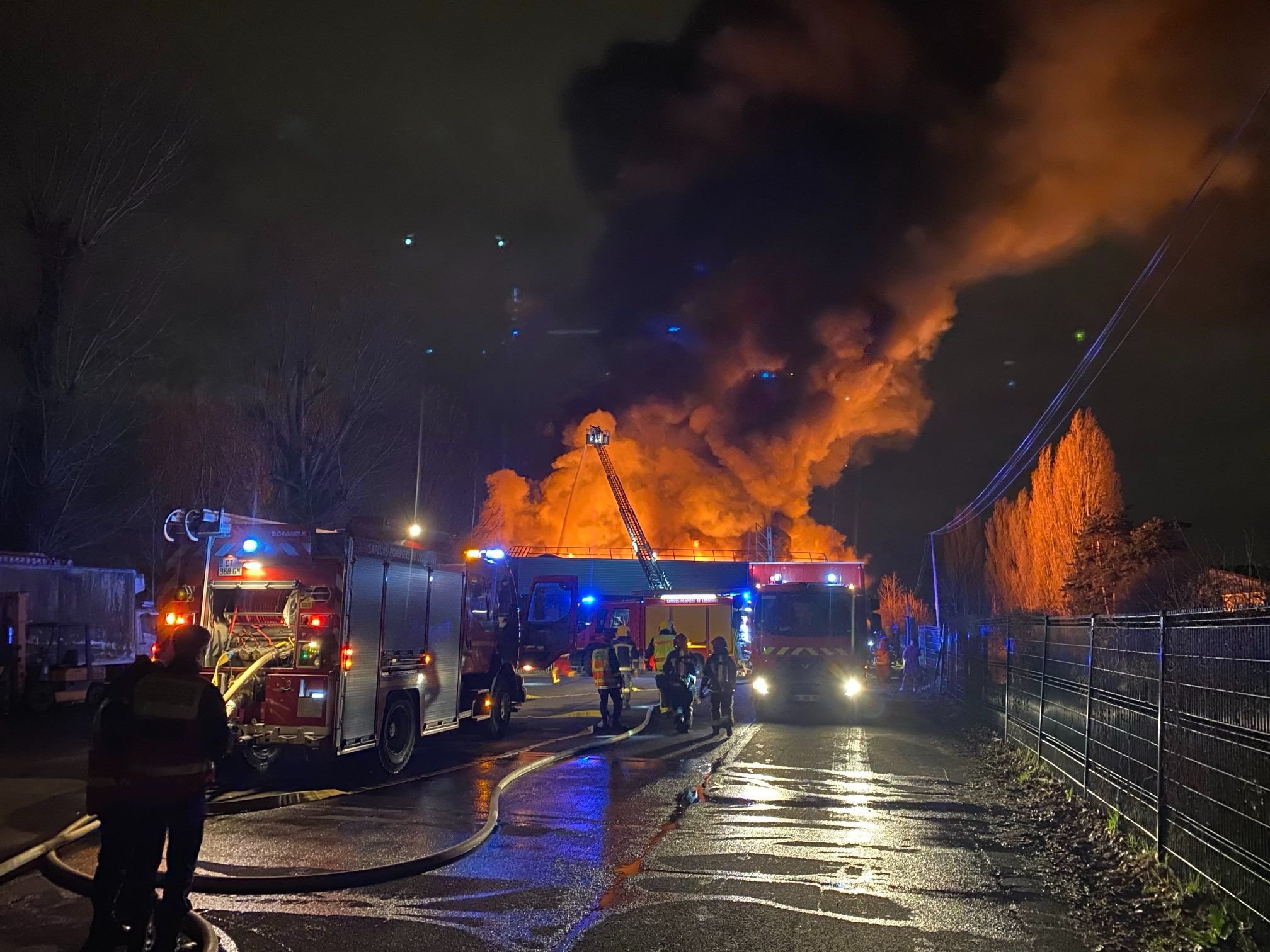 Longjumeau, ce 14 février 2024. Un important incendie d'entrepôt a mobilisé de nombreux moyens de secours, dans la nuit de mercredi à jeudi. Twitter/François Durovray