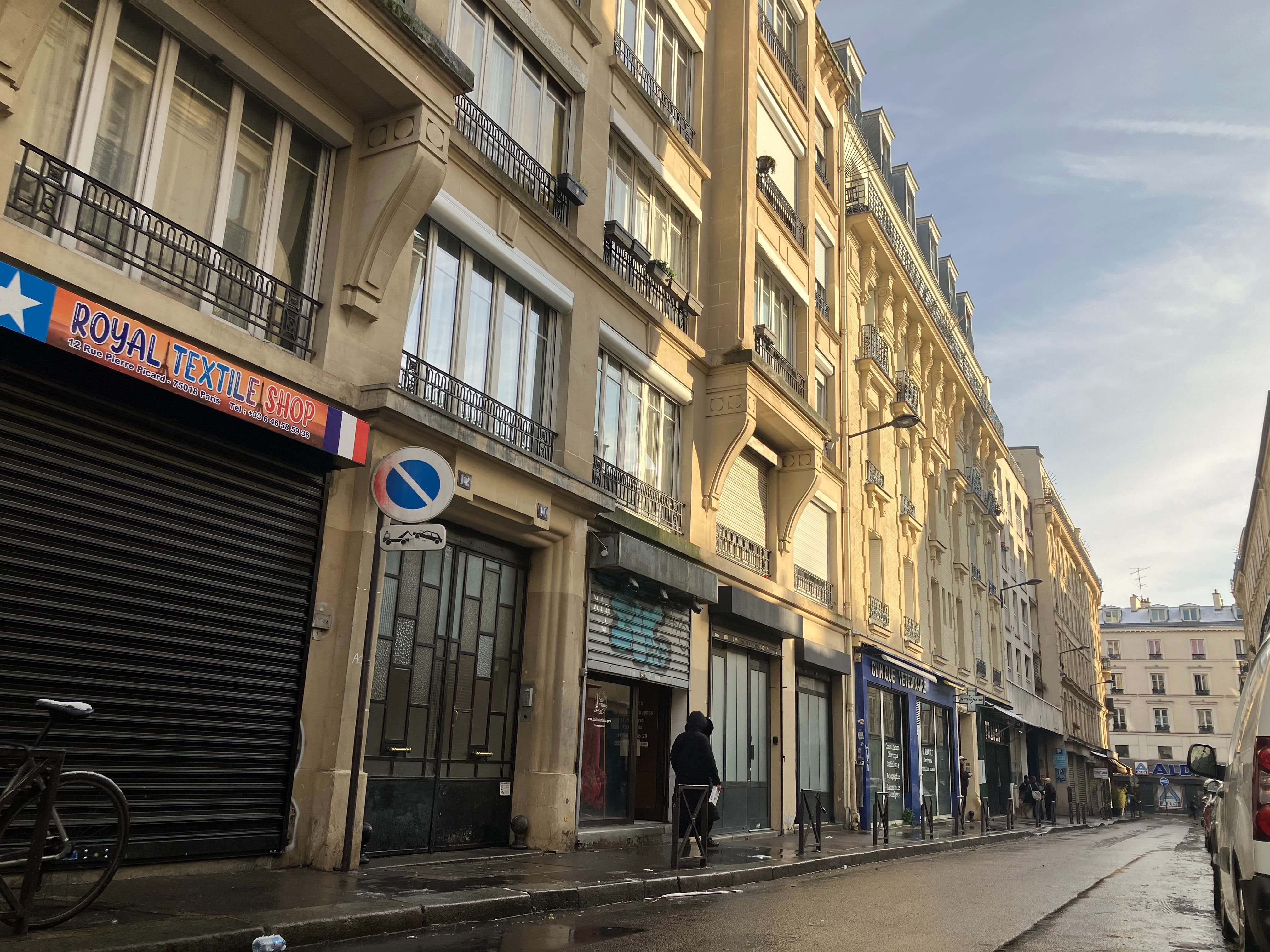 Paris, jeudi 18 janvier. L'incendie s'est déclaré au 10, rue Pierre-Picard, dans le XVIIIe arrondissement. Six personnes ont été blessées et plusieurs appartement visités. LP/B.D.