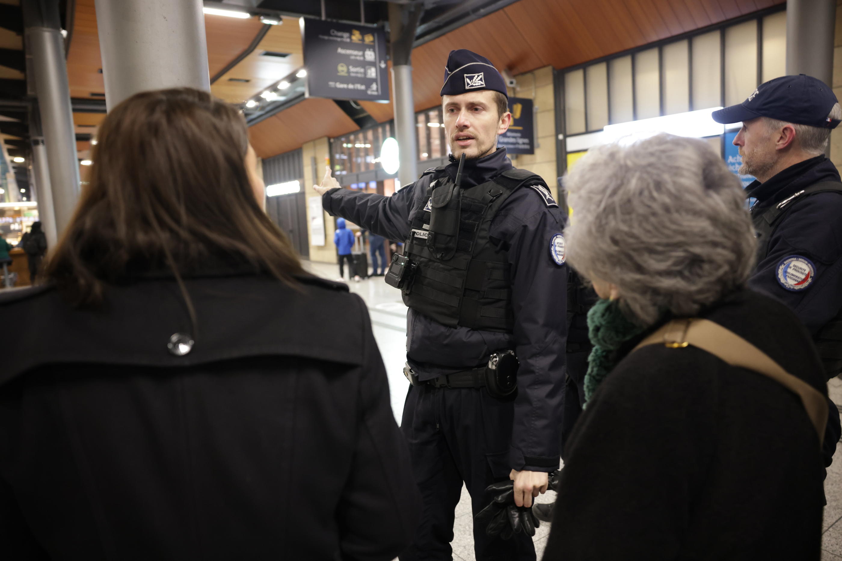 Les policiers (ici lors d'une patrouille gare du Nord, au mois de janvier) sont particulièrement sensibilisés aux atteintes faites aux femmes. LP/Olivier Arandel